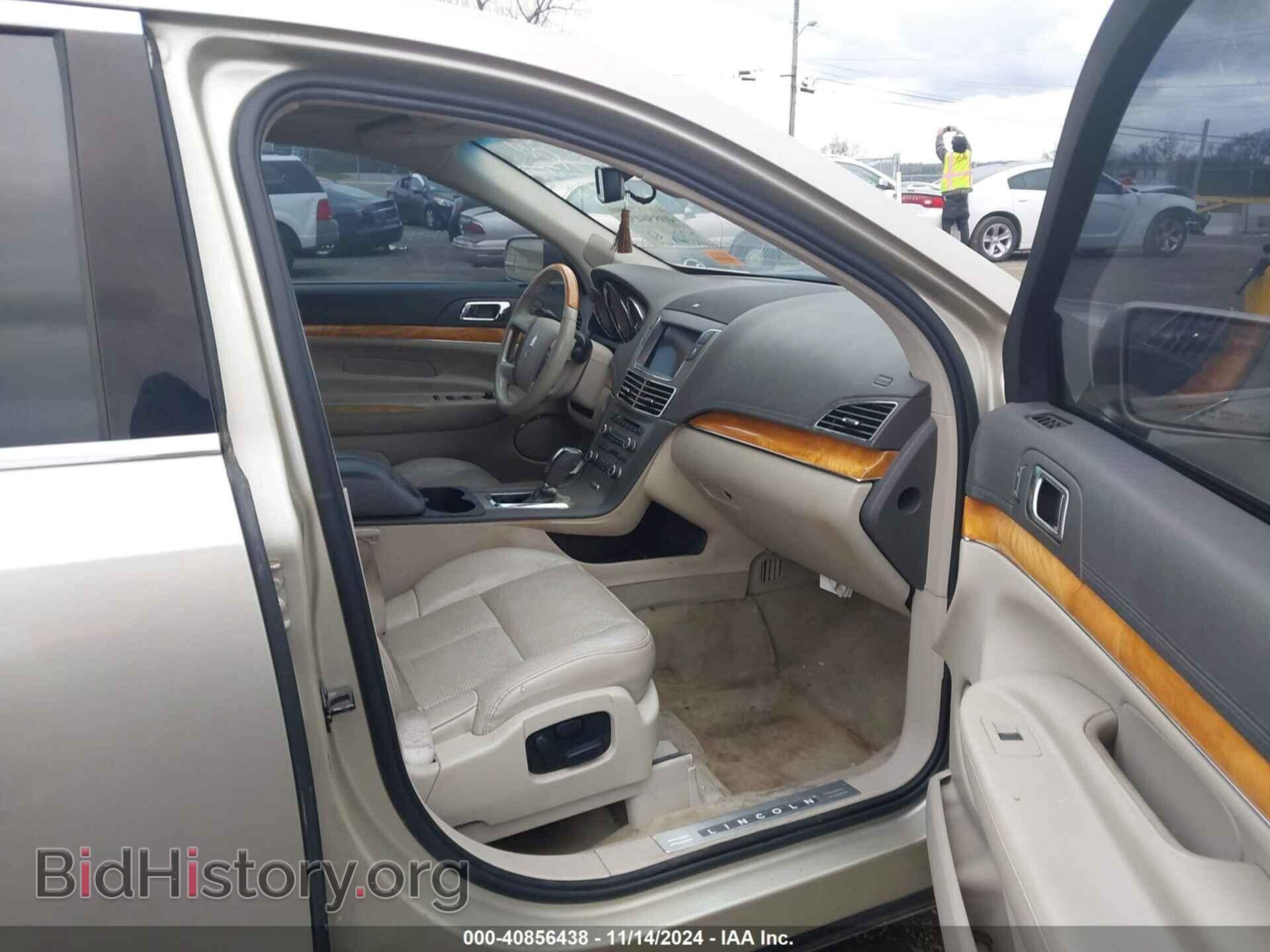 2011 LINCOLN MKT - VIN: 2LMHJ5ATXBBJ50737 - Photo 5