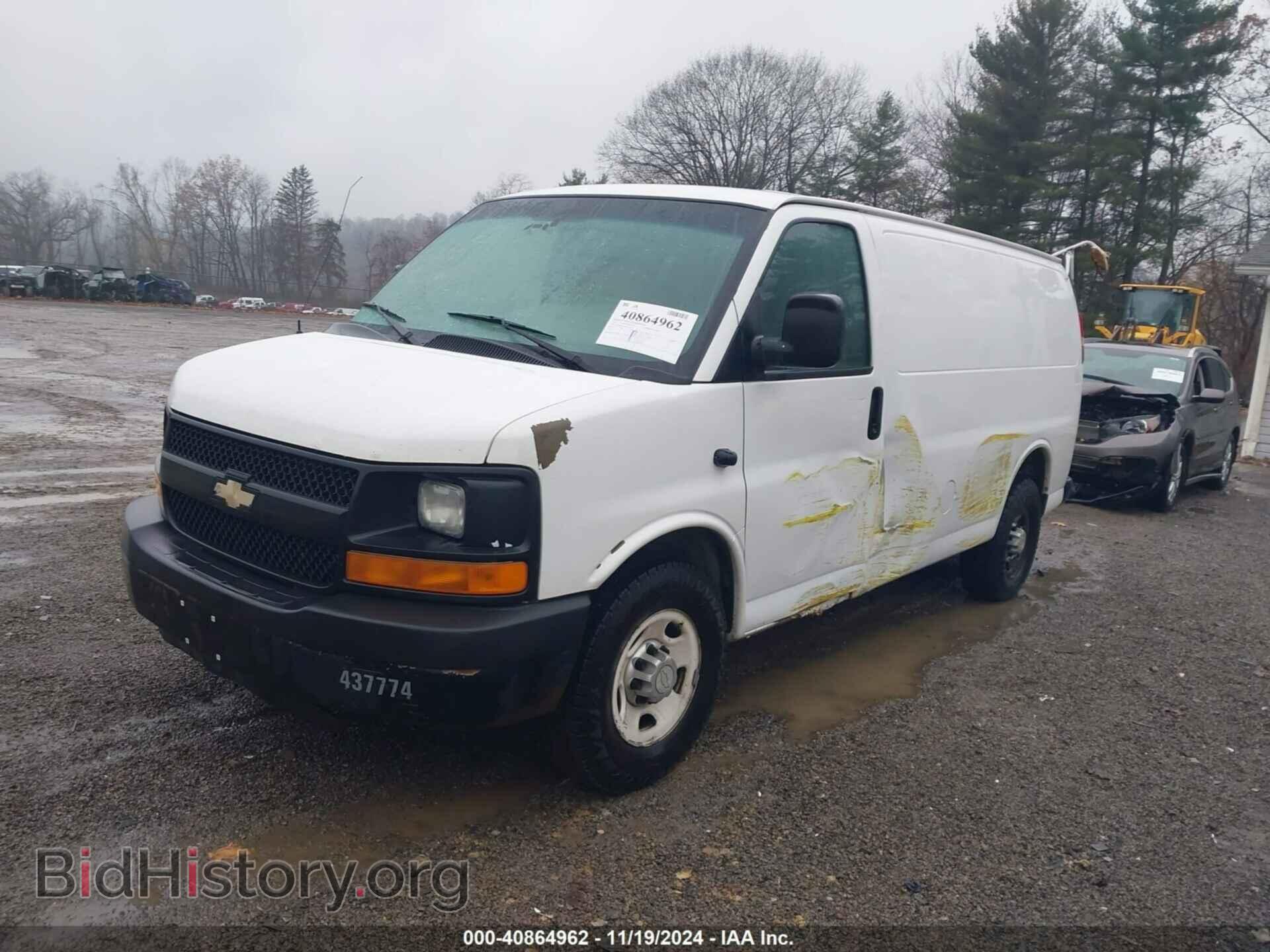 2011 CHEVROLET EXPRESS 2500 - VIN: 1GCWGFCA9B1123581 - Фото 2