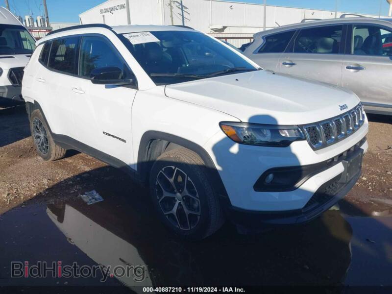 2024 Jeep COMPASS Latitude 4X4 (VIN 3C4NJDBN5RT599187) — фото 1 из 17, IAAI, повреждение: задняя часть