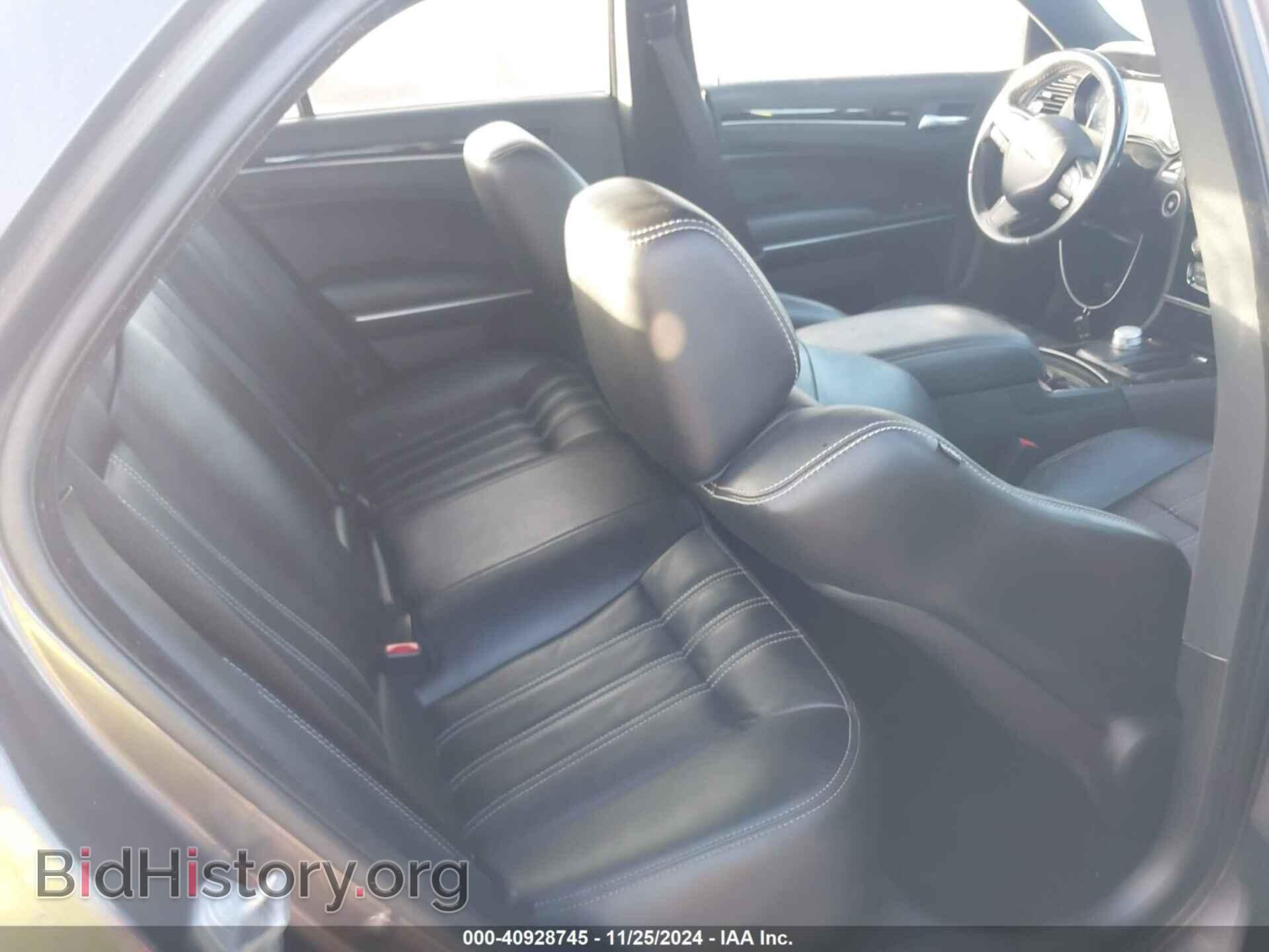 2019 CHRYSLER 300 - VIN: 2C3CCABG4KH562930 - Фото 8