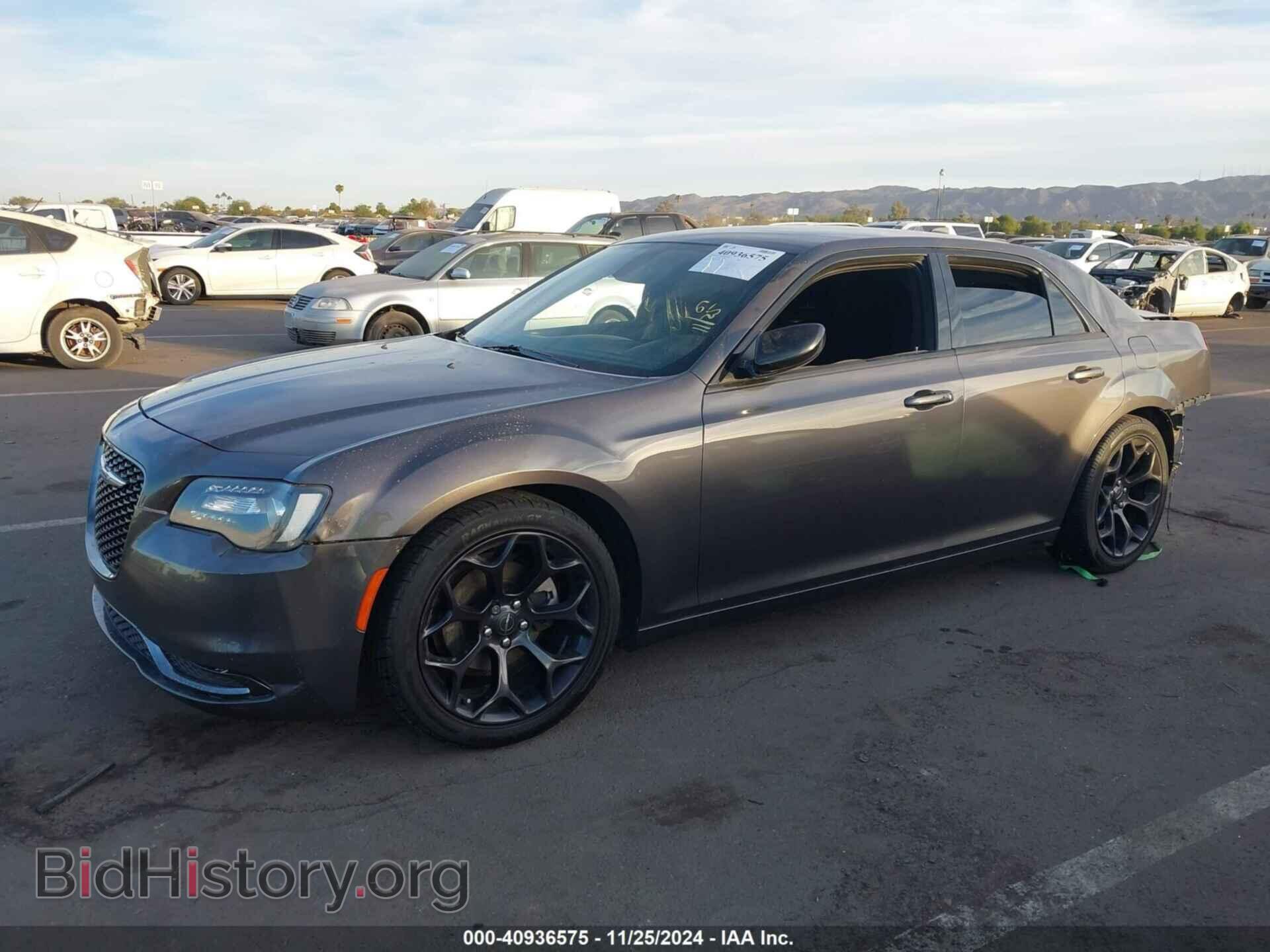 2019 CHRYSLER 300 - VIN: 2C3CCAAG0KH556043 - Фото 2