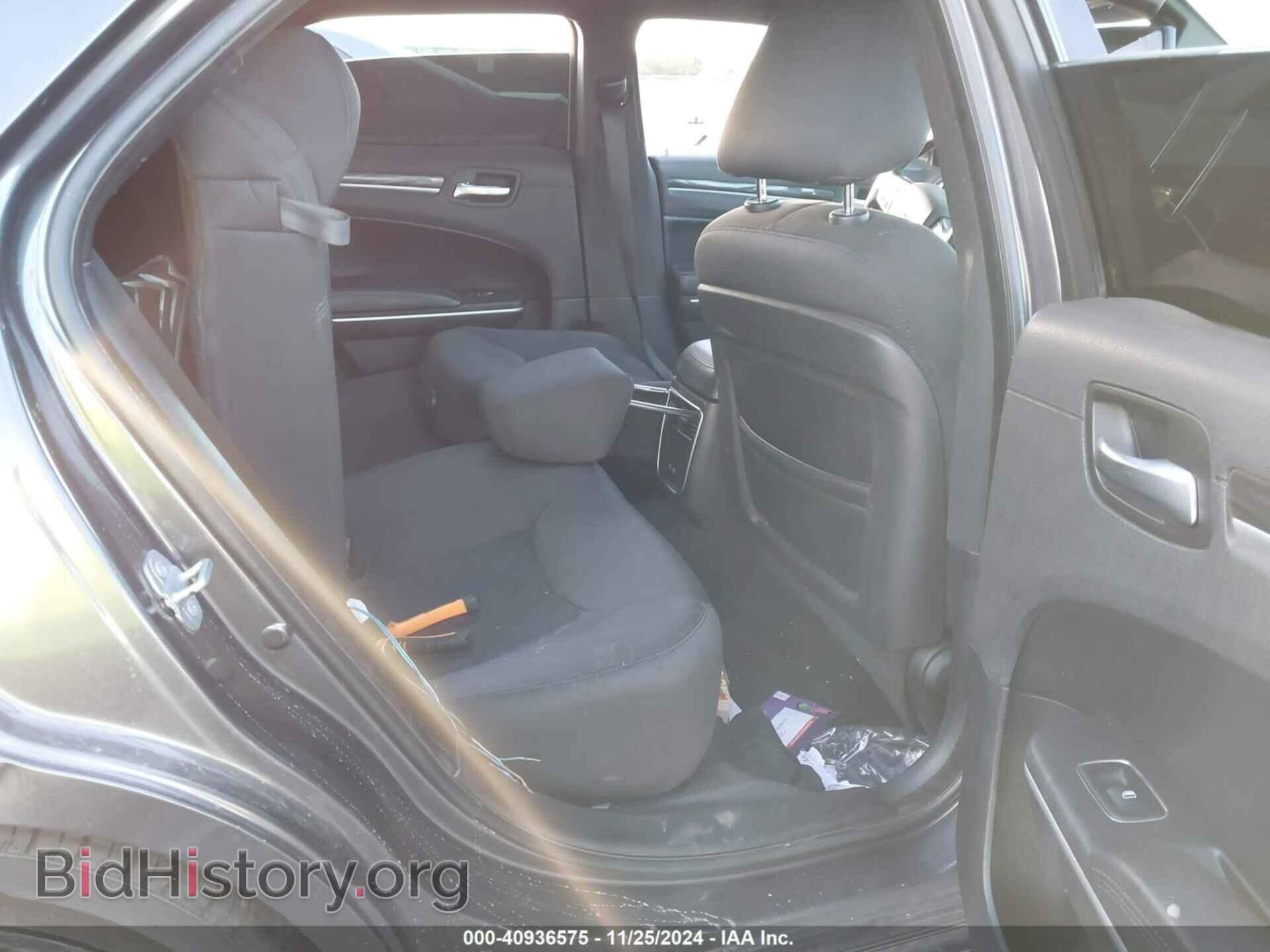 2019 CHRYSLER 300 - VIN: 2C3CCAAG0KH556043 - Фото 8