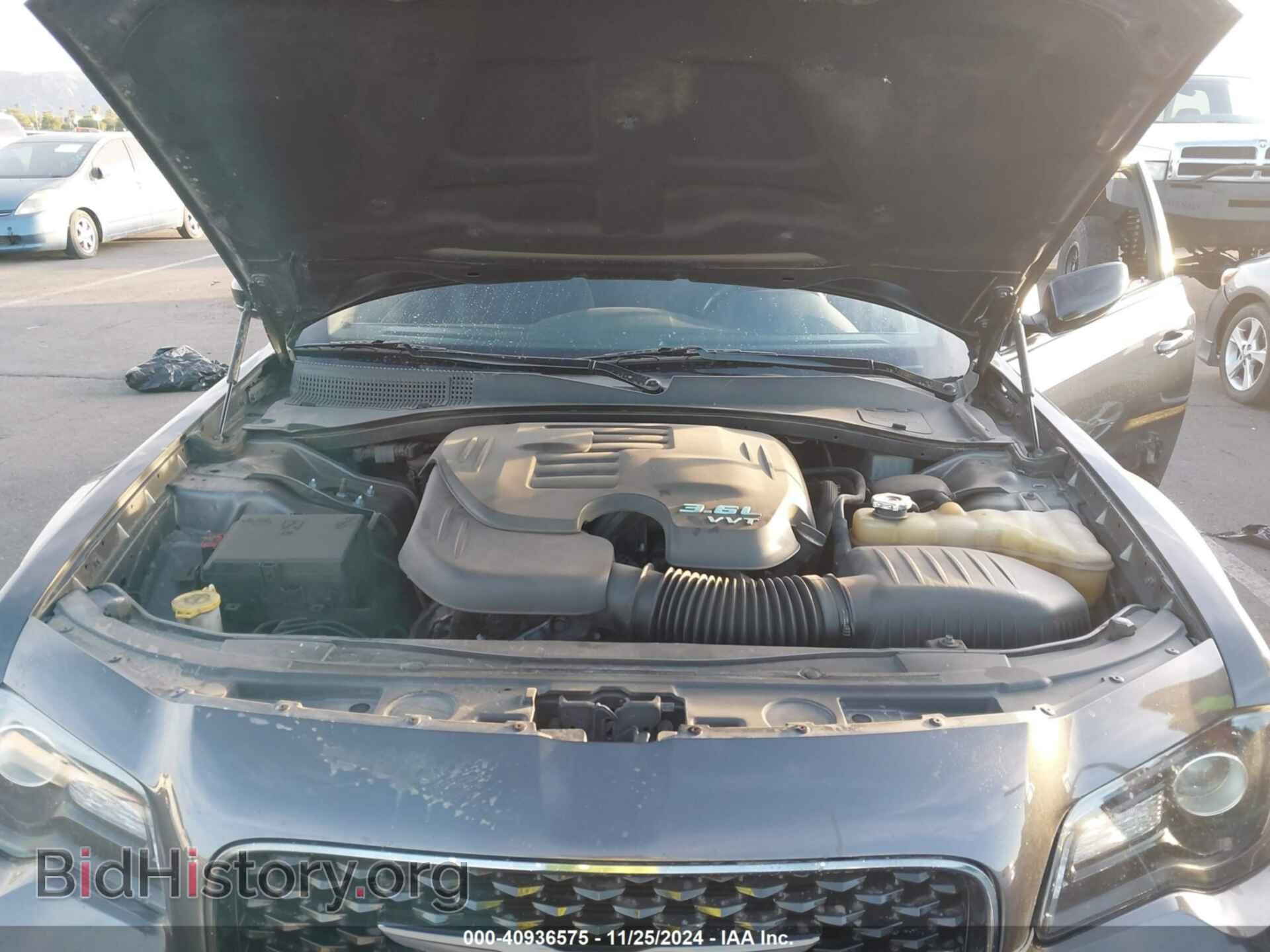 2019 CHRYSLER 300 - VIN: 2C3CCAAG0KH556043 - Фото 10