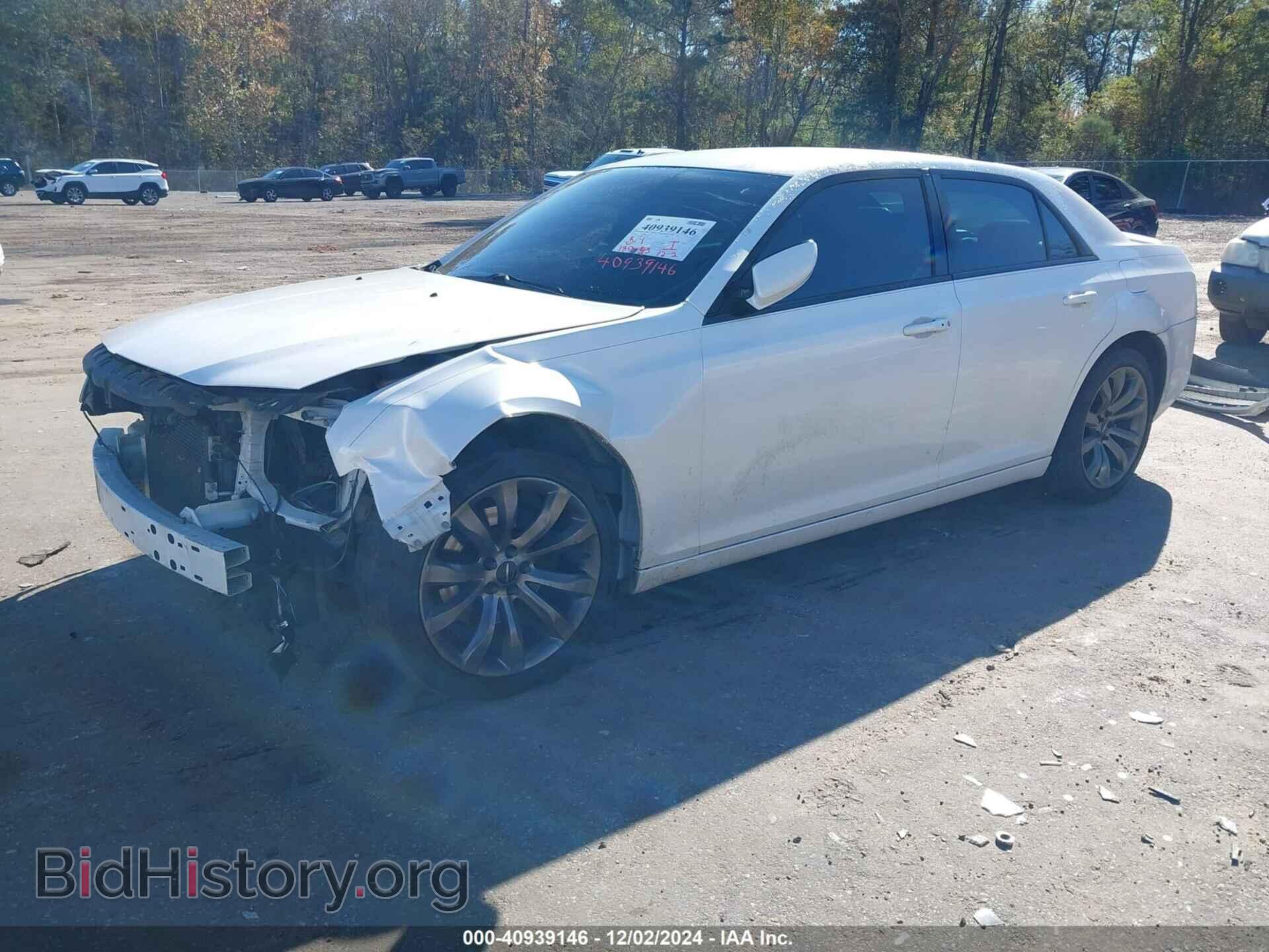 2014 CHRYSLER 300 - VIN: 2C3CCABT0EH260990 - Фото 2