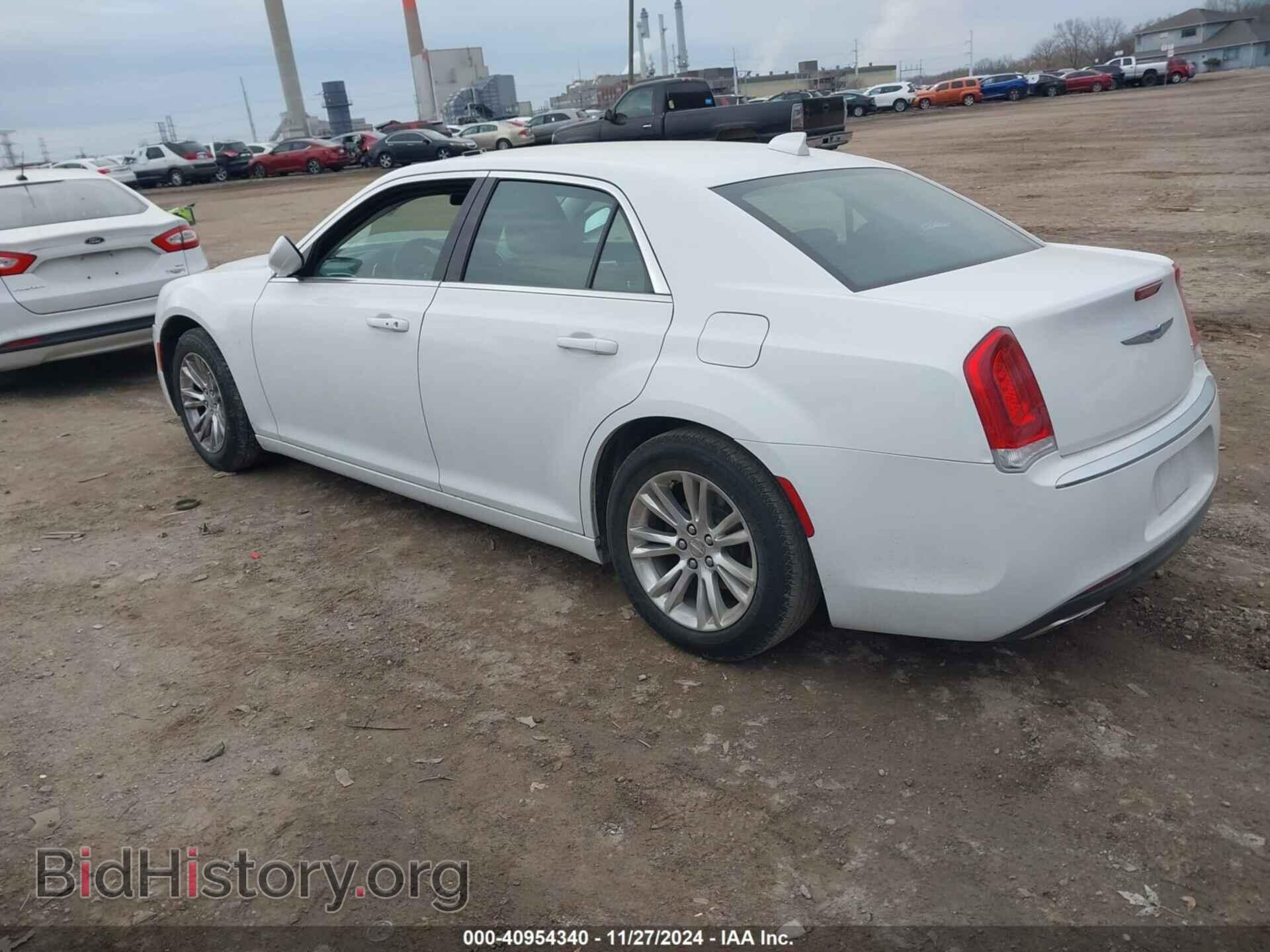 2019 CHRYSLER 300 - VIN: 2C3CCAAG9KH736962 - Фото 3