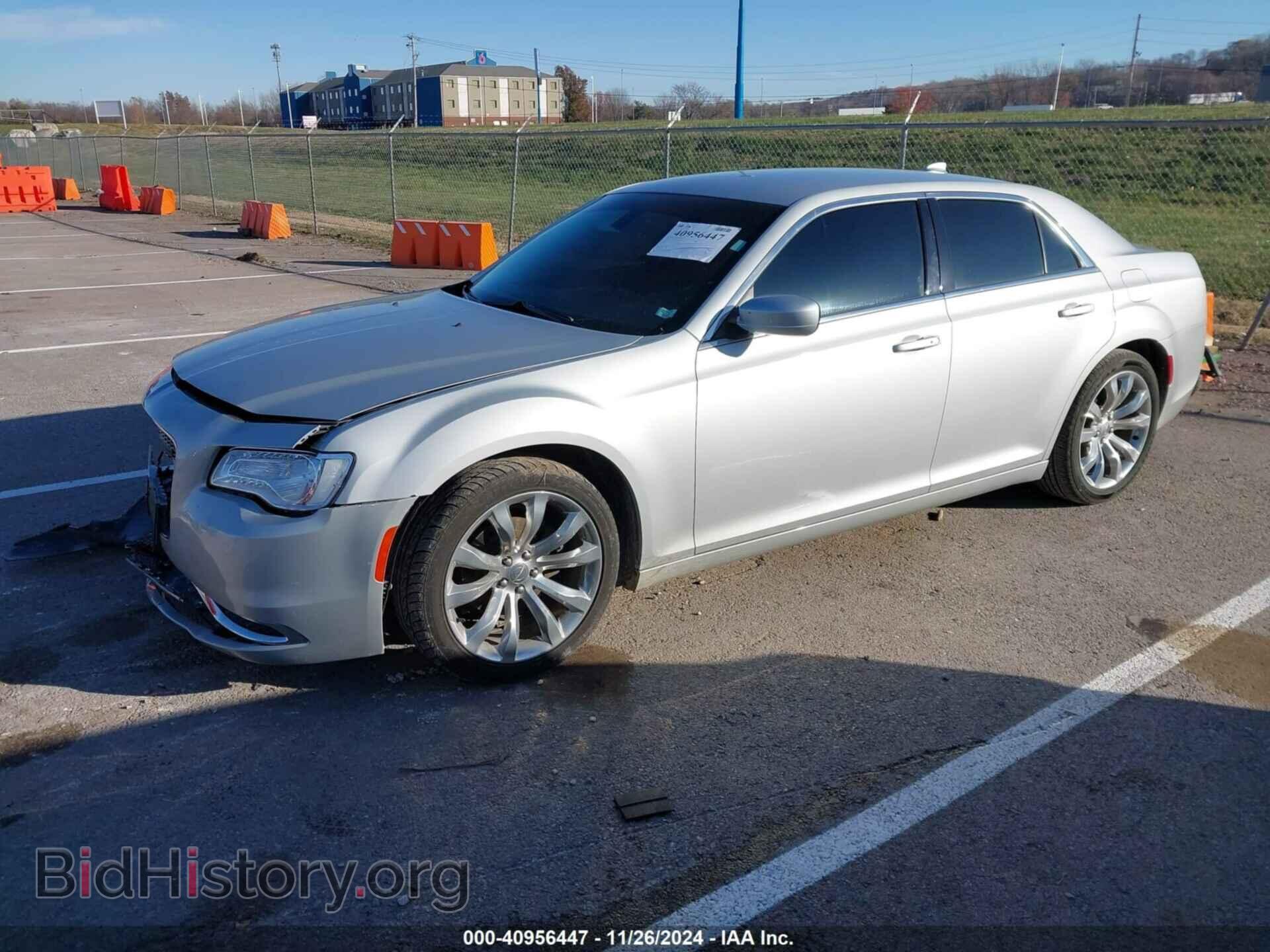 2019 CHRYSLER 300 - VIN: 2C3CCAAG4KH602201 - Фото 2