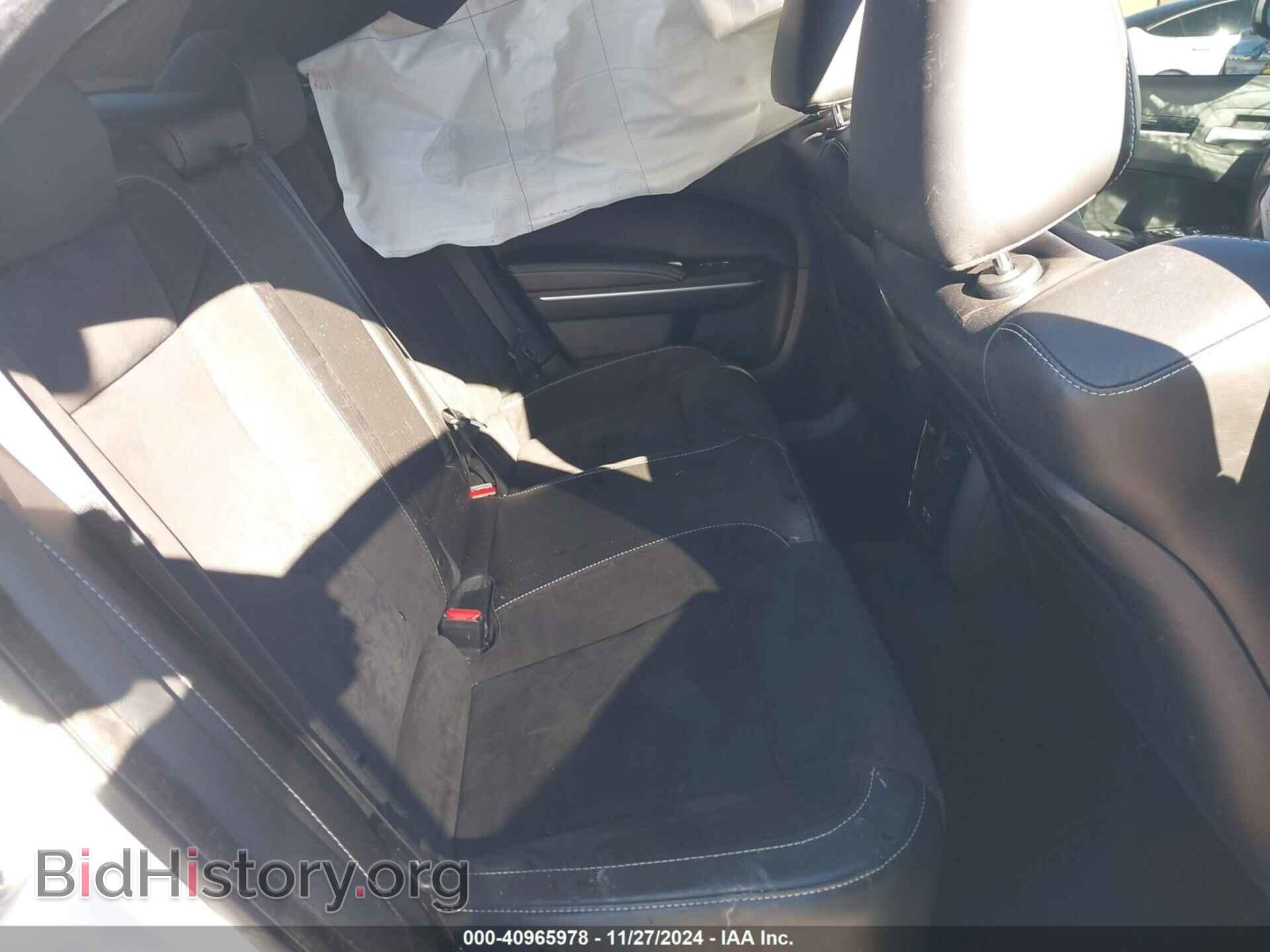 2019 CHRYSLER 300 - VIN: 2C3CCABT5KH602364 - Фото 8