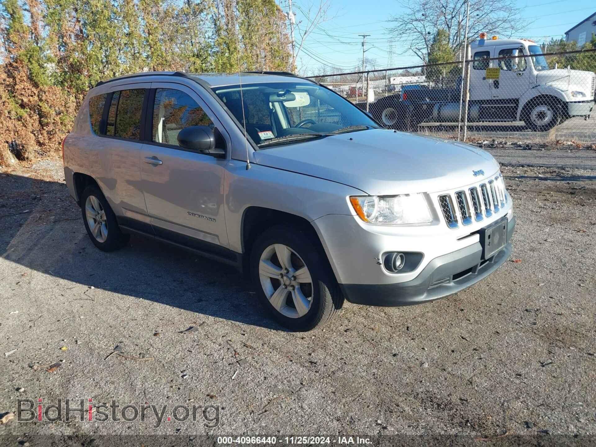 Photo 1J4NF1FB8BD282932 - JEEP COMPASS 2011