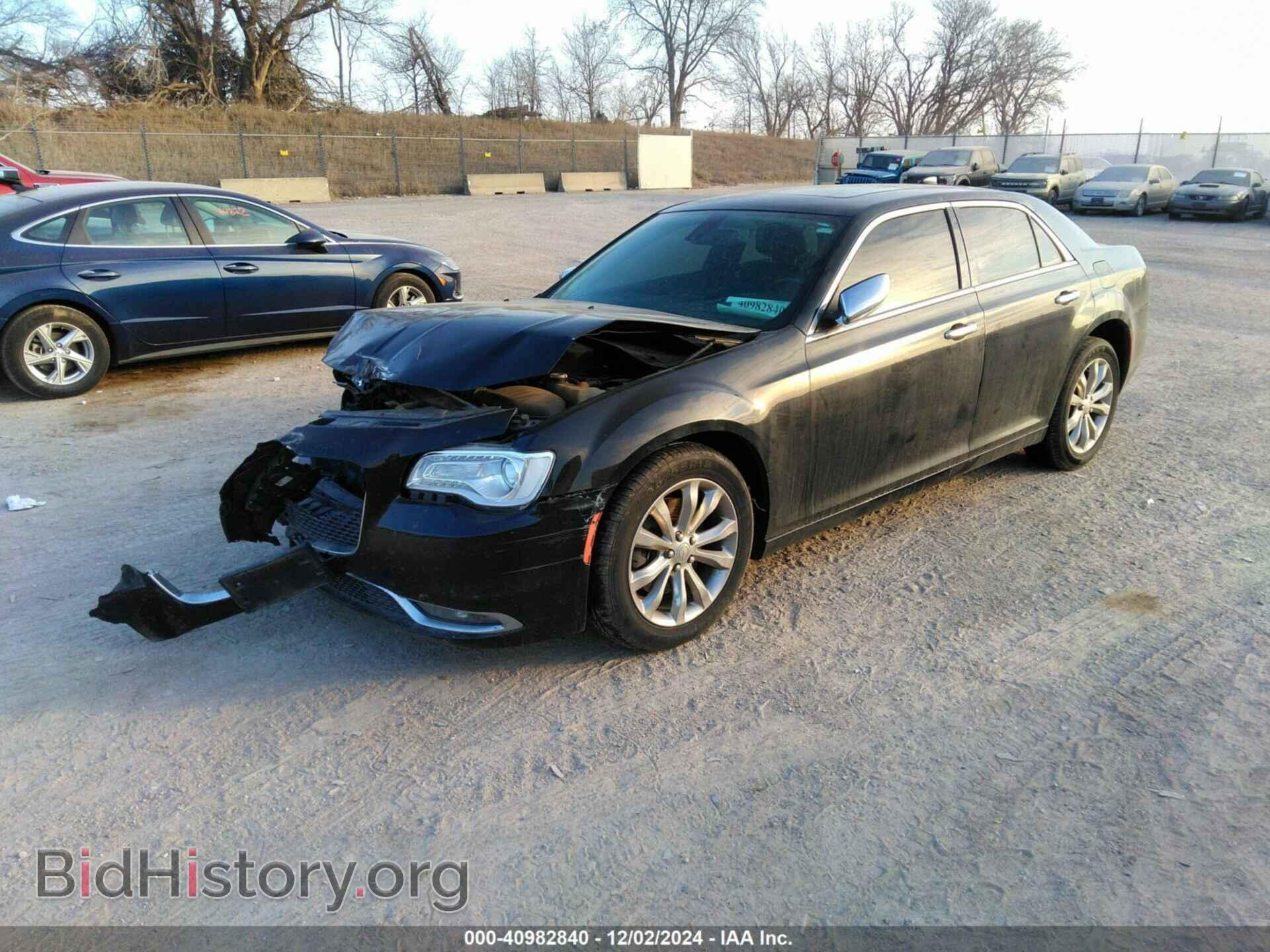 2019 CHRYSLER 300 - VIN: 2C3CCAKG7KH586638 - Фото 2