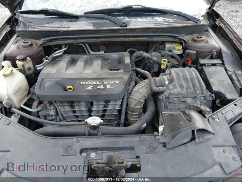 2013 Chrysler 200 (VIN 1C3CCBABXDN605575) — photo 10 of 17