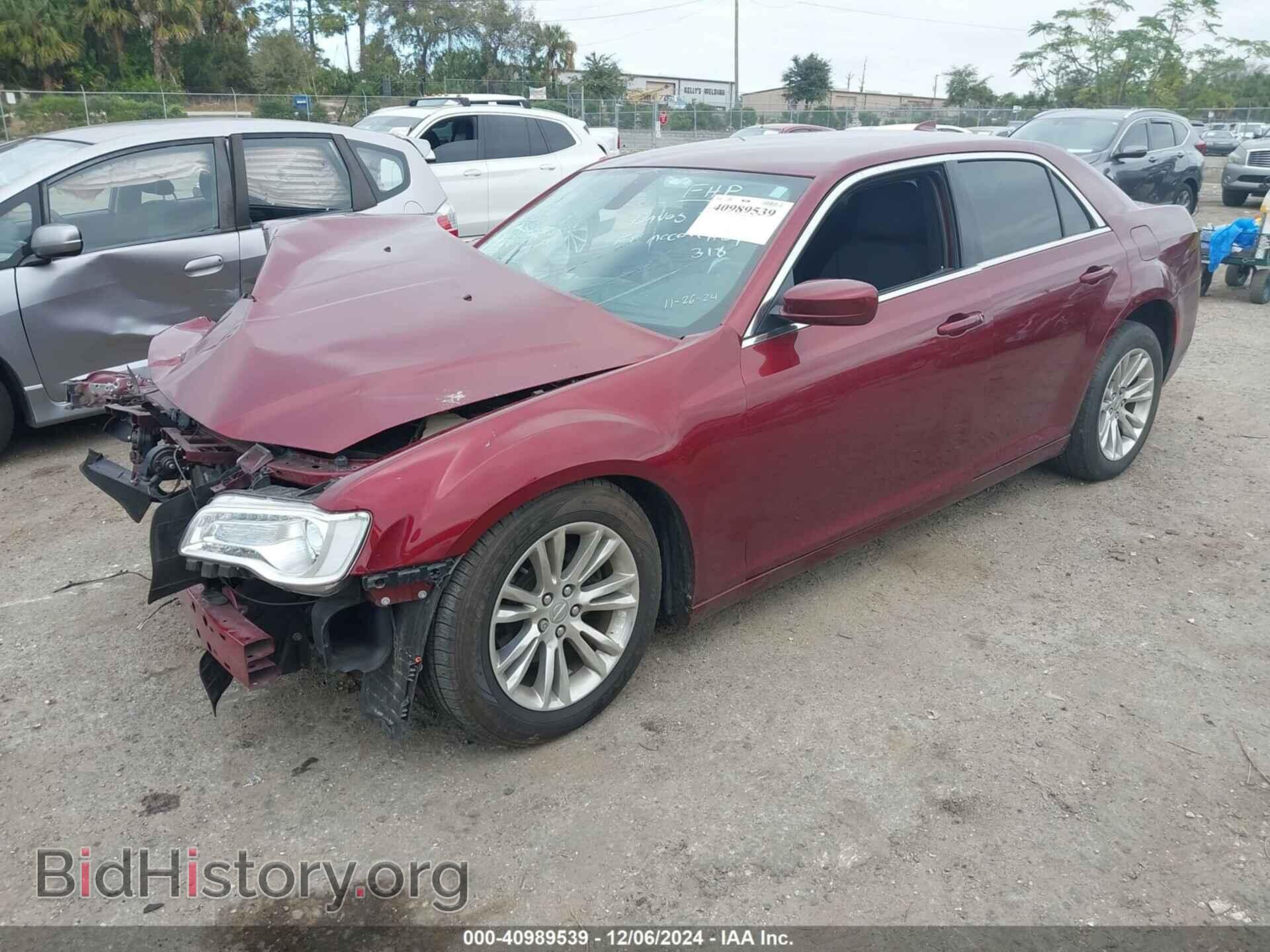 2019 CHRYSLER 300 - VIN: 2C3CCAAG8KH628896 - Фото 2