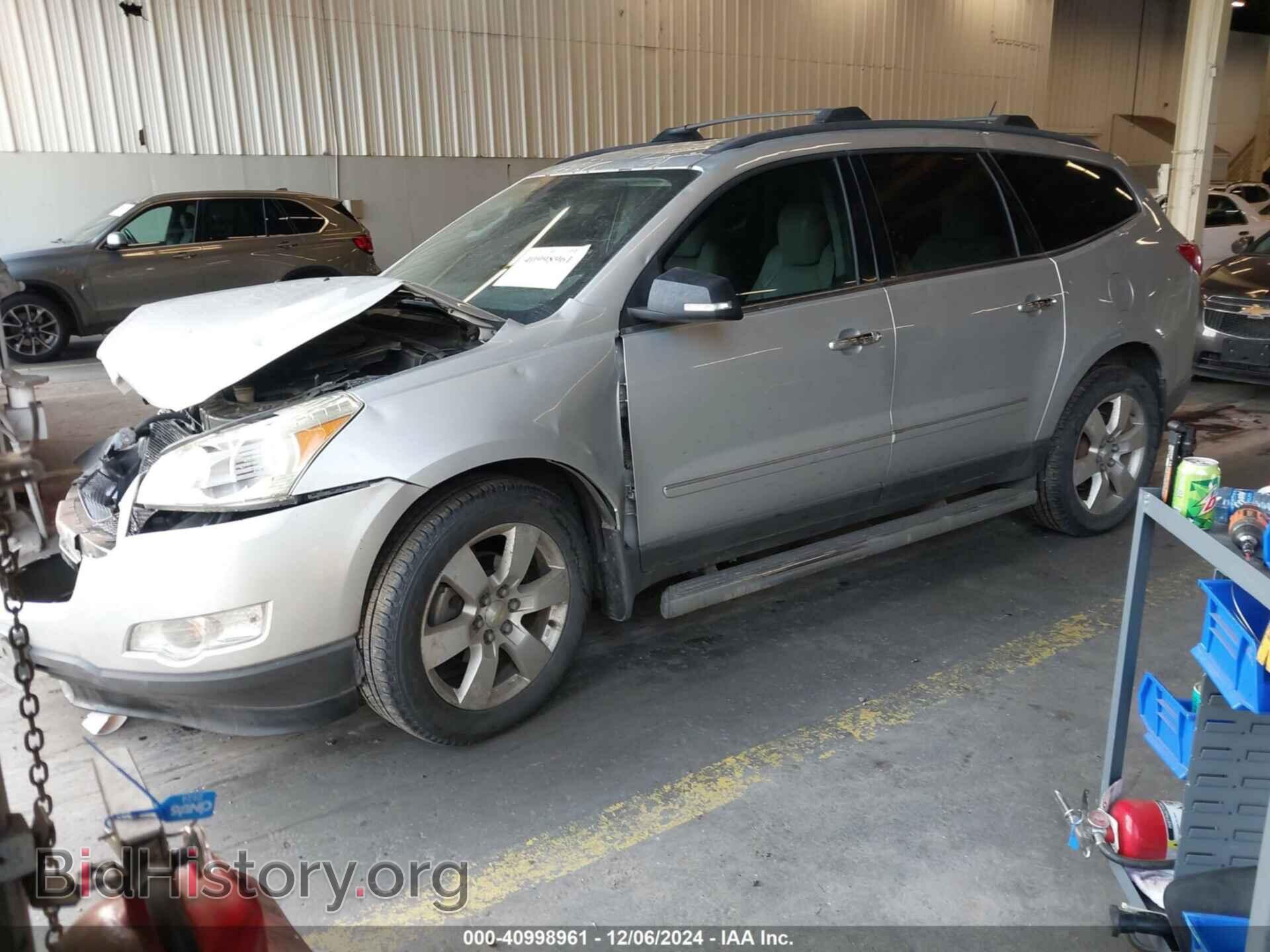 2011 CHEVROLET TRAVERSE - VIN: 1GNKVLED7BJ388467 - Фото 2