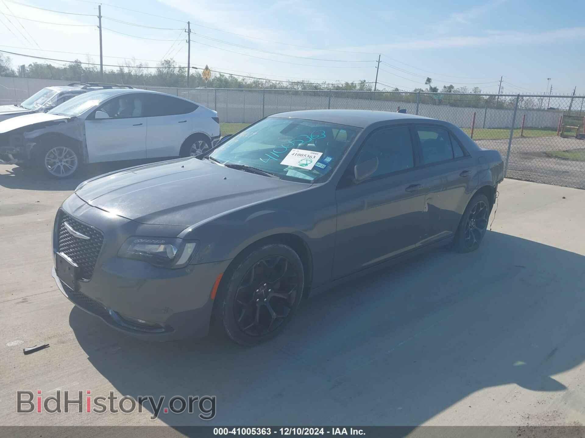 2019 CHRYSLER 300 - VIN: 2C3CCABG1KH559516 - Фото 2