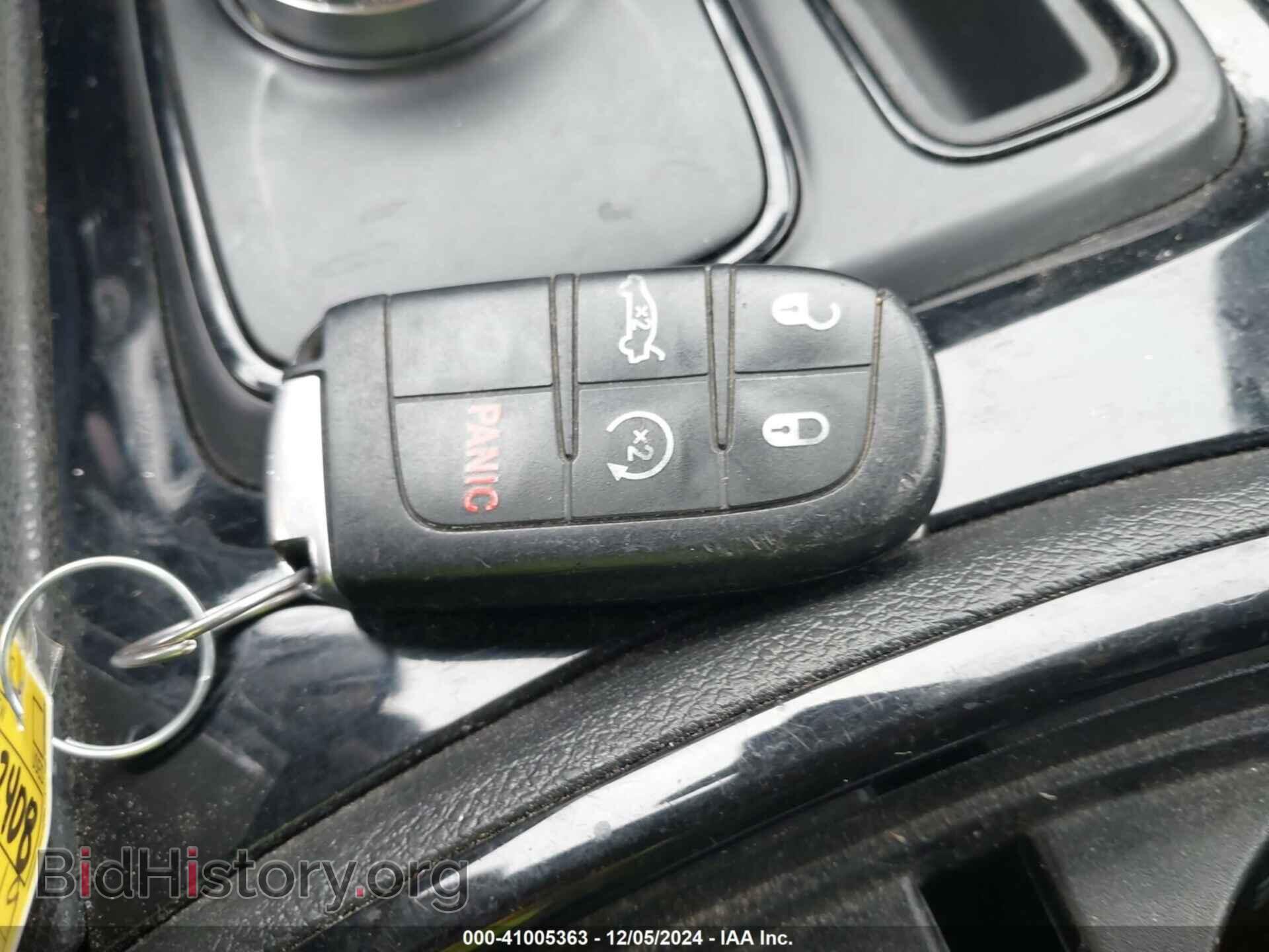 2019 CHRYSLER 300 - VIN: 2C3CCABG1KH559516 - Фото 11