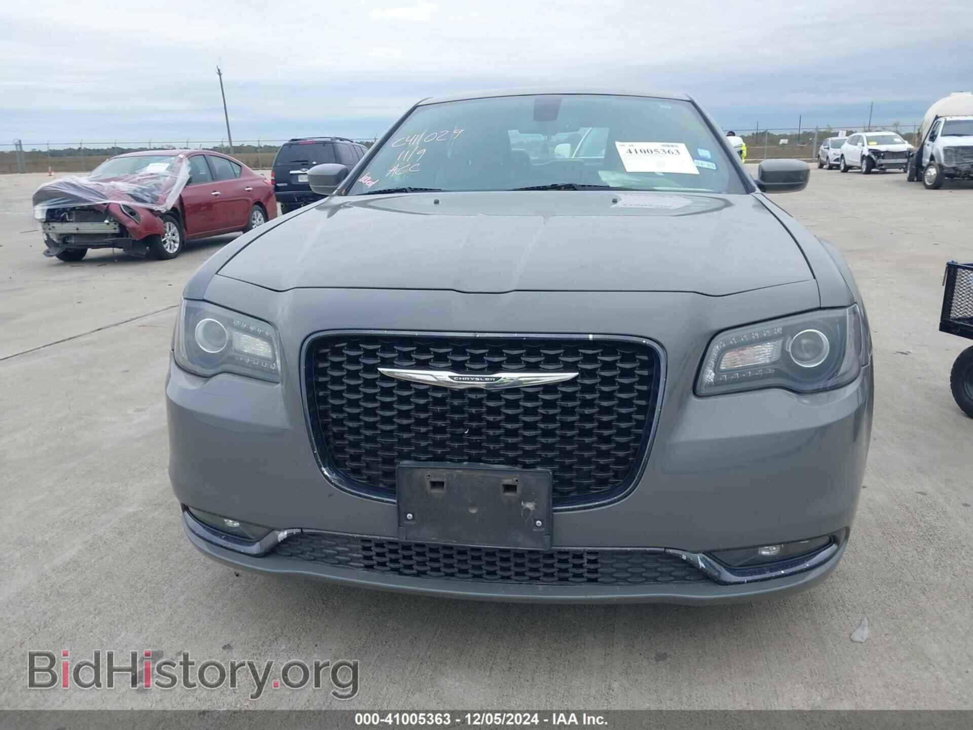 2019 CHRYSLER 300 - VIN: 2C3CCABG1KH559516 - Фото 13