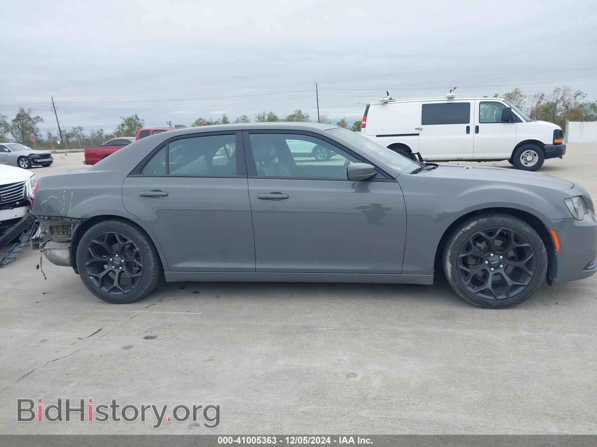 2019 CHRYSLER 300 - VIN: 2C3CCABG1KH559516 - Фото 14