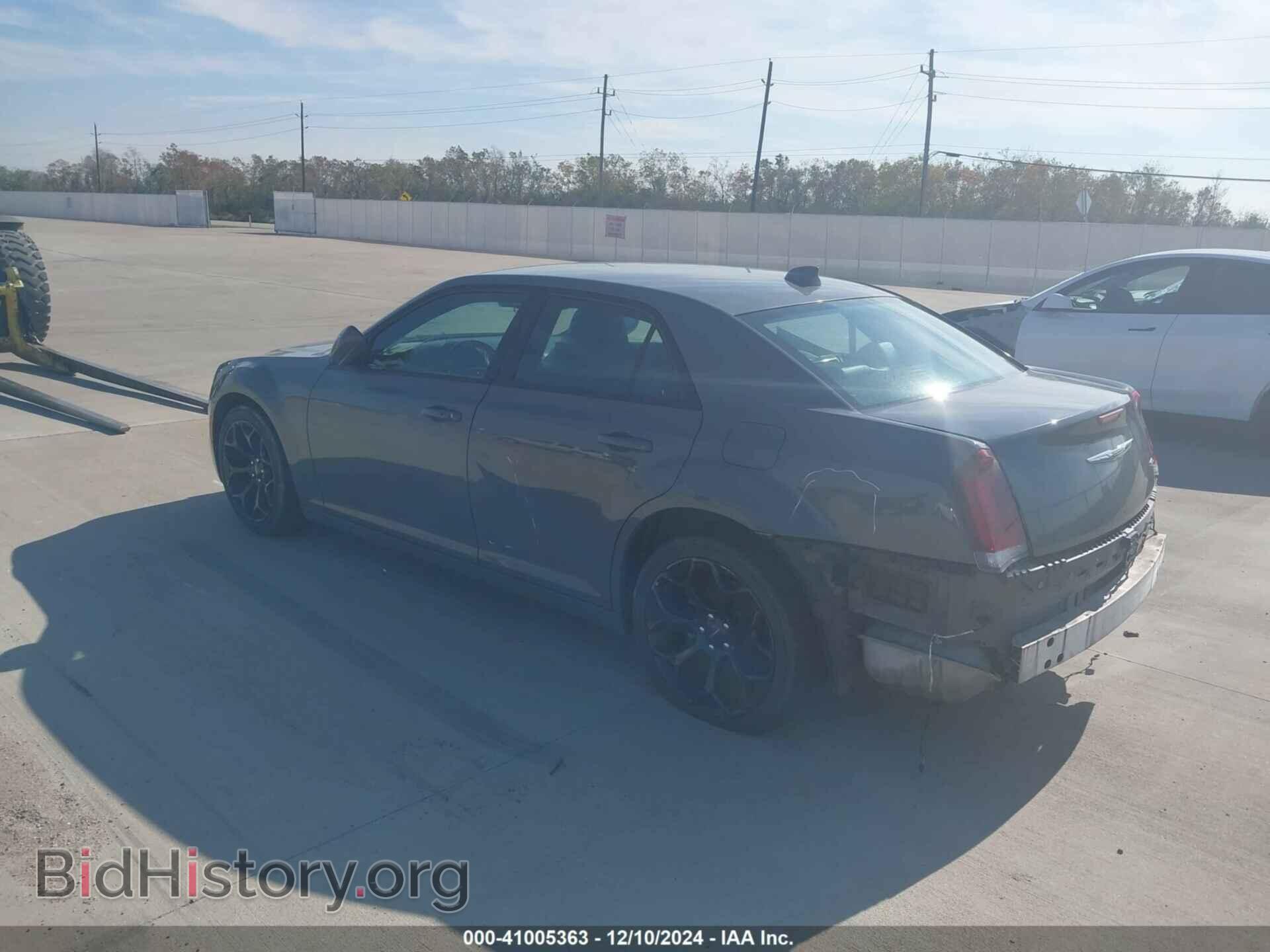 2019 CHRYSLER 300 - VIN: 2C3CCABG1KH559516 - Фото 3