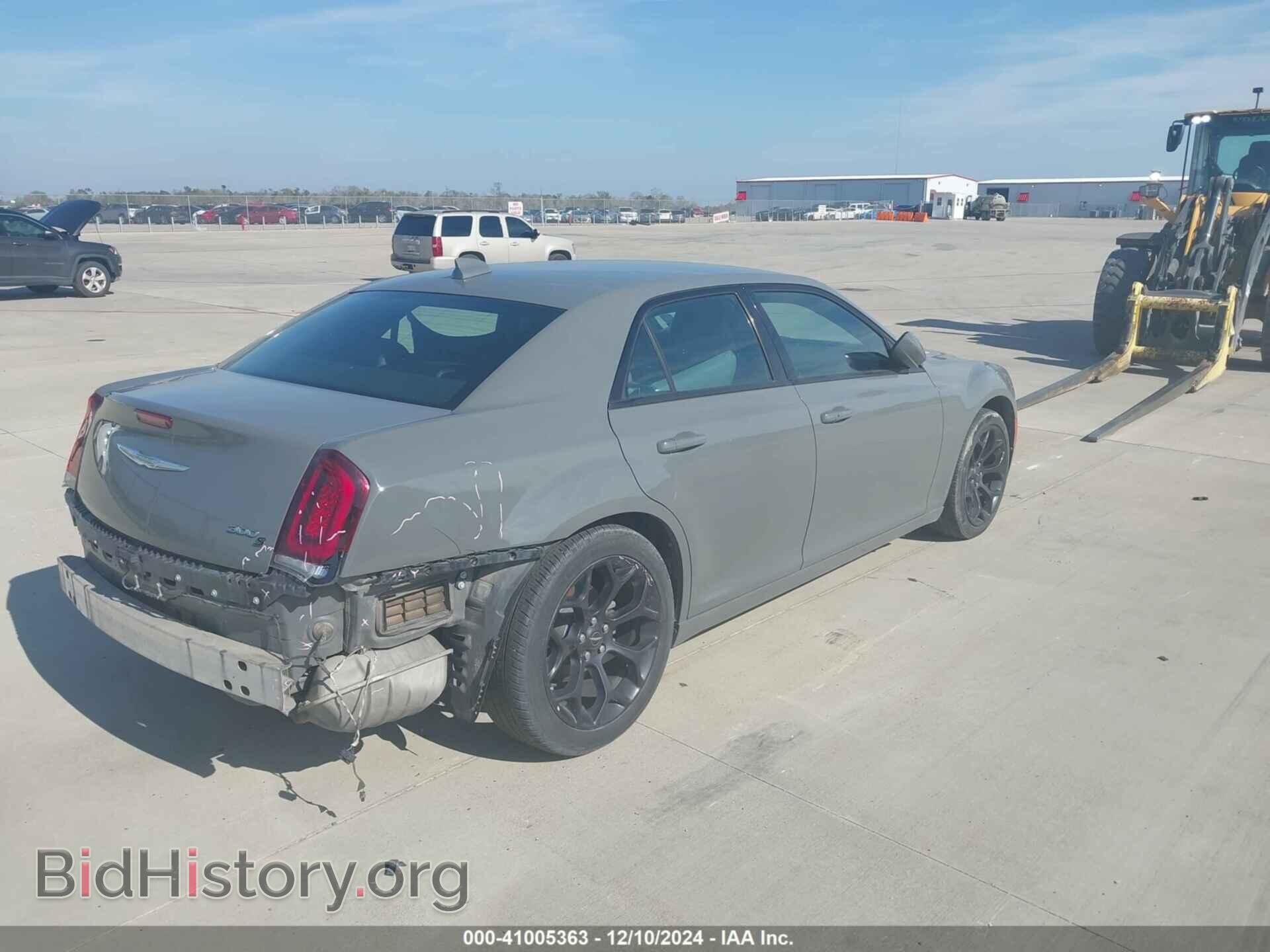 2019 CHRYSLER 300 - VIN: 2C3CCABG1KH559516 - Фото 4