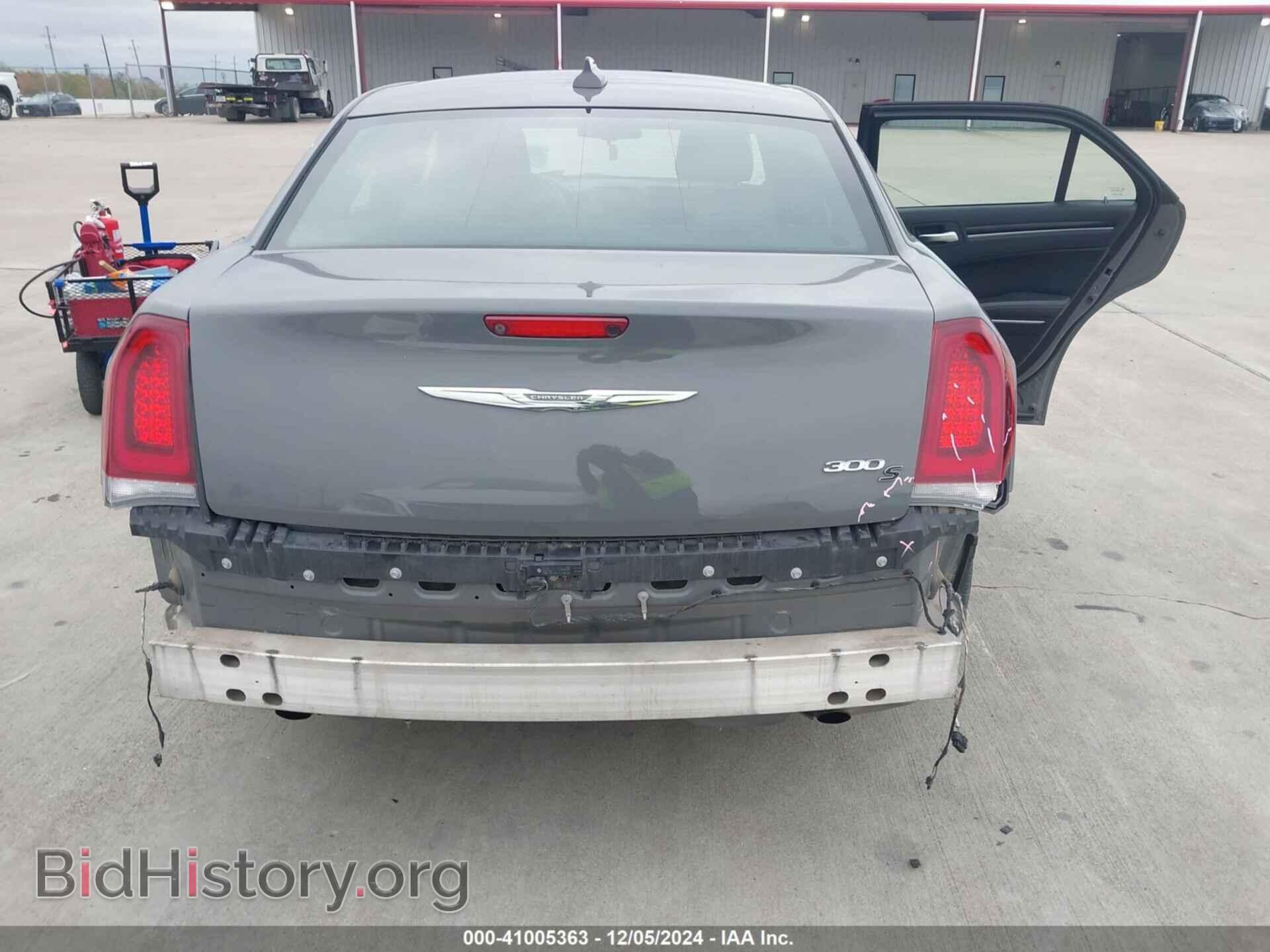 2019 CHRYSLER 300 - VIN: 2C3CCABG1KH559516 - Фото 6