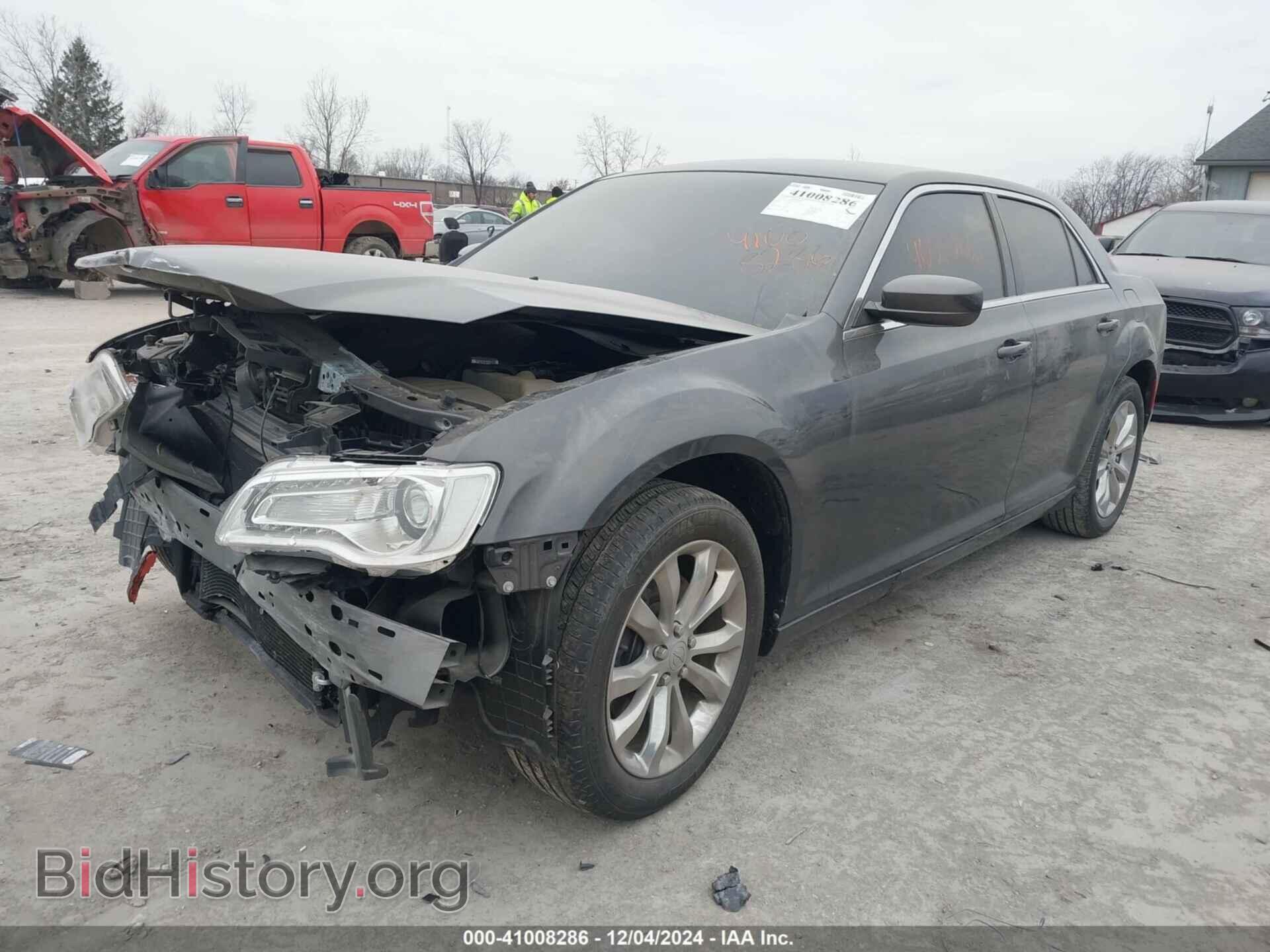 2019 CHRYSLER 300 - VIN: 2C3CCARG1KH611054 - Фото 2