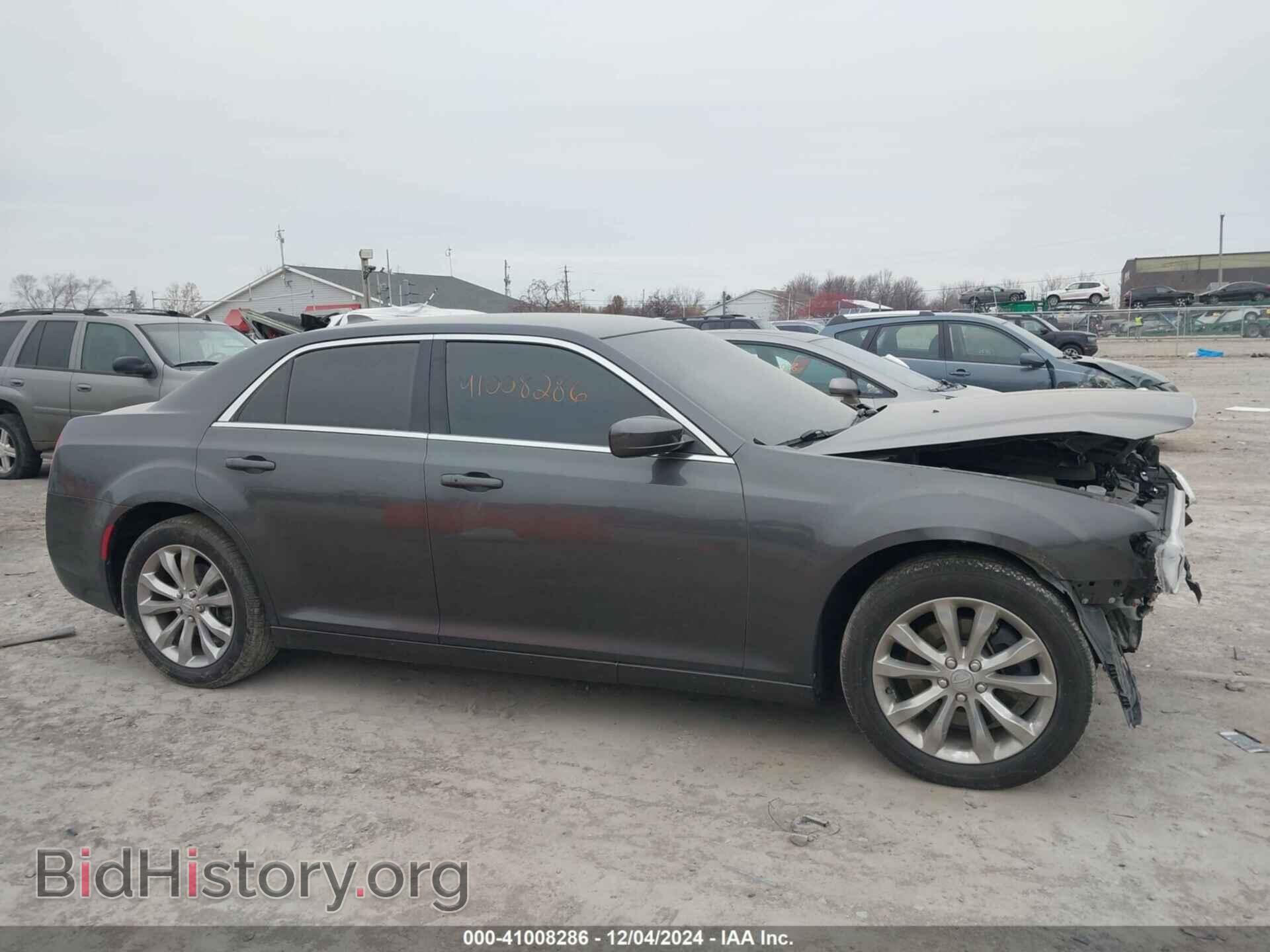 2019 CHRYSLER 300 - VIN: 2C3CCARG1KH611054 - Фото 13