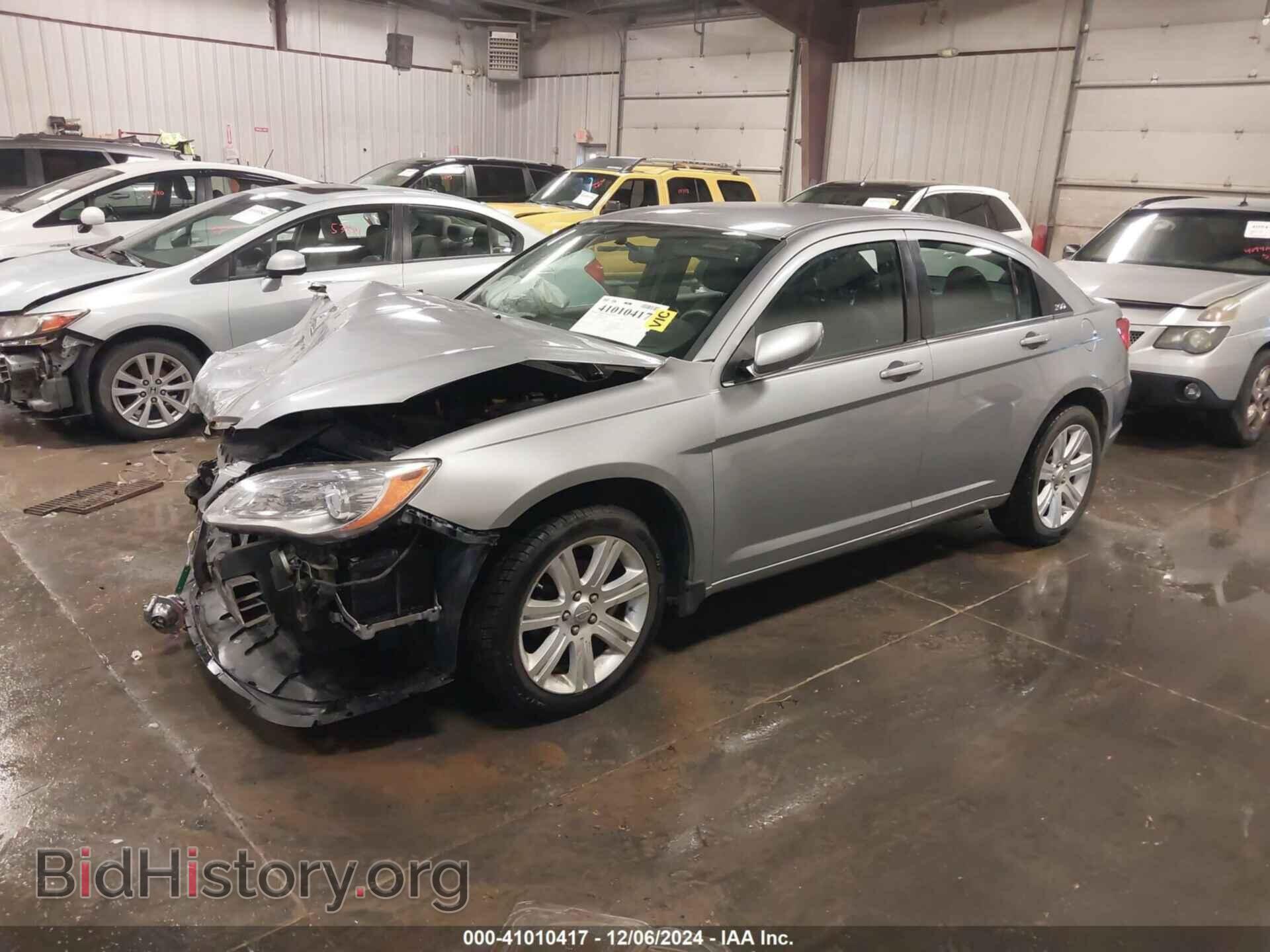 2013 CHRYSLER 200 - VIN: 1C3CCBAB0DN685825 - Фото 2