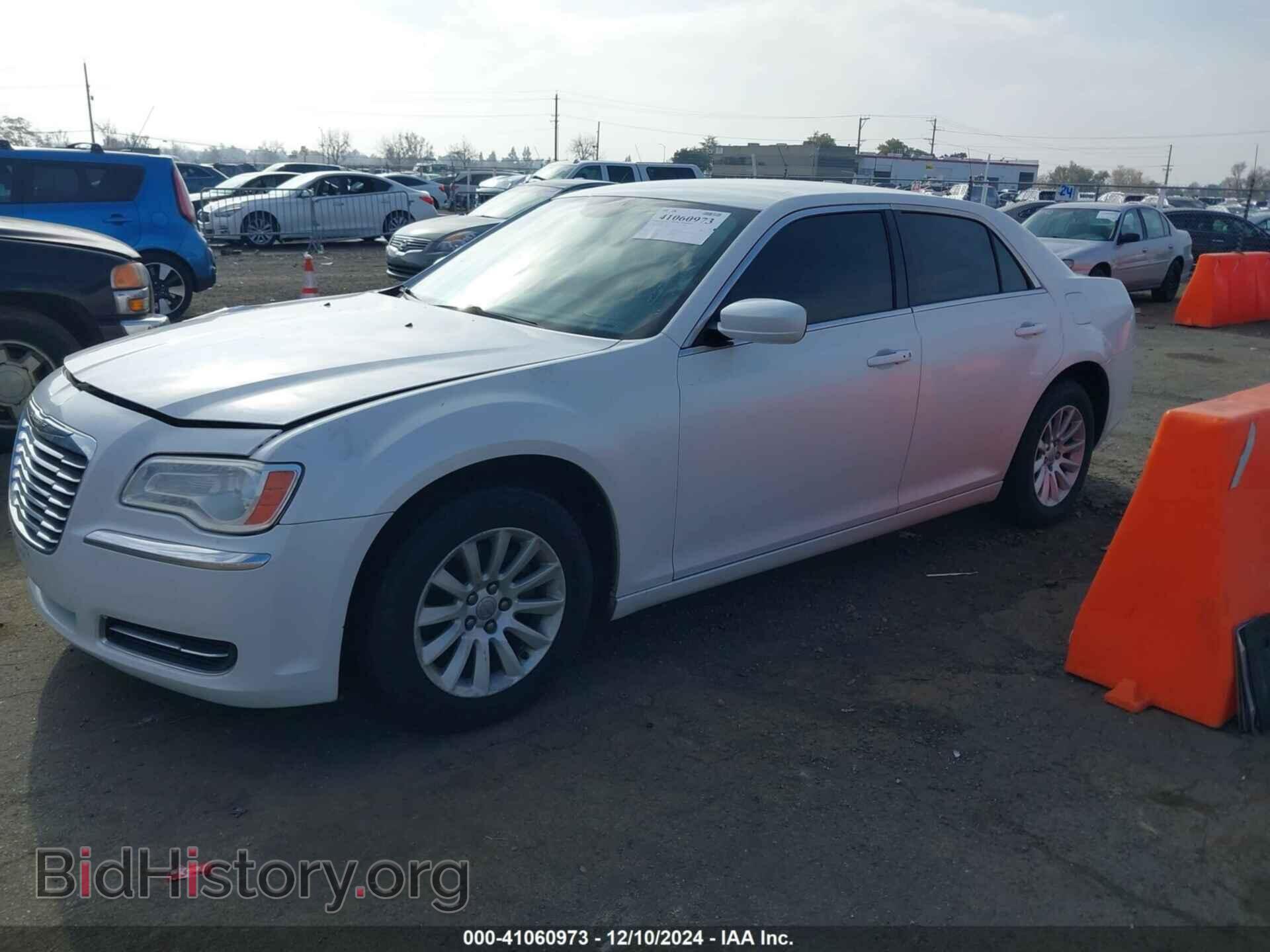2011 CHRYSLER 300 - VIN: 2C3CA4CG0BH528618 - Фото 2