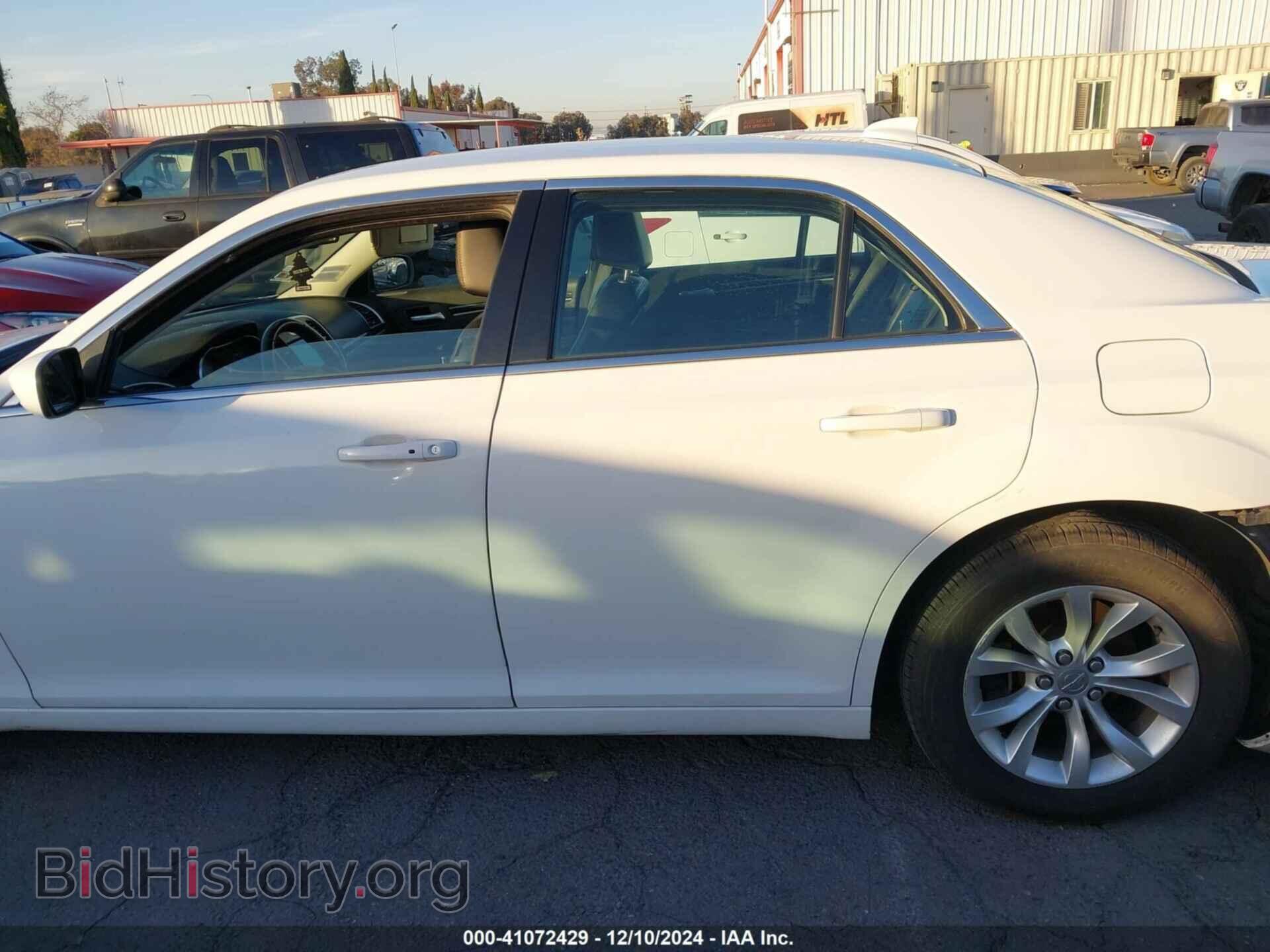 2016 CHRYSLER 300 - VIN: 2C3CCAAG1GH142051 - Фото 15