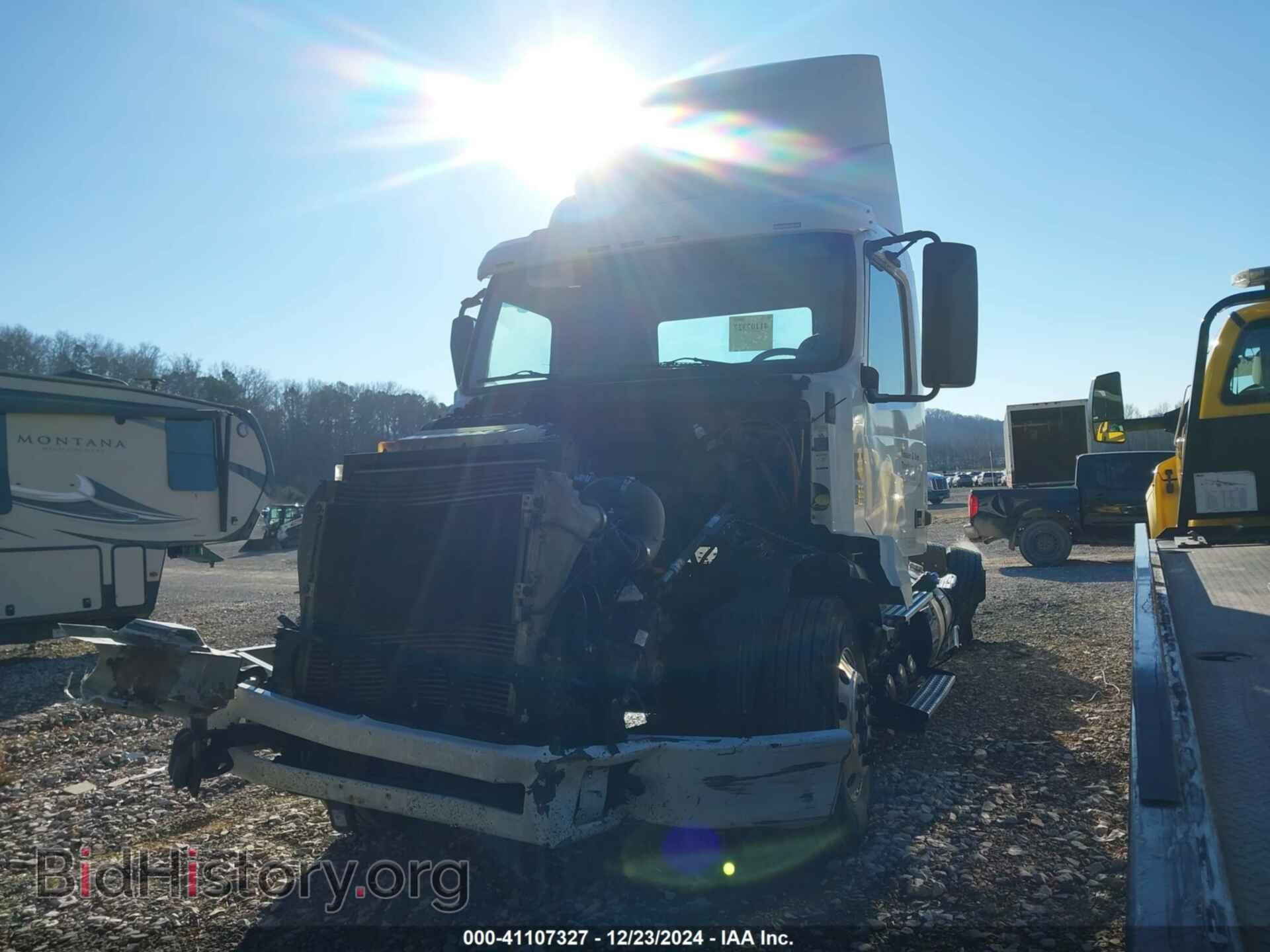 2016 VOLVO VN - VIN: 4V4N39EG3GN965248 - Фото 2