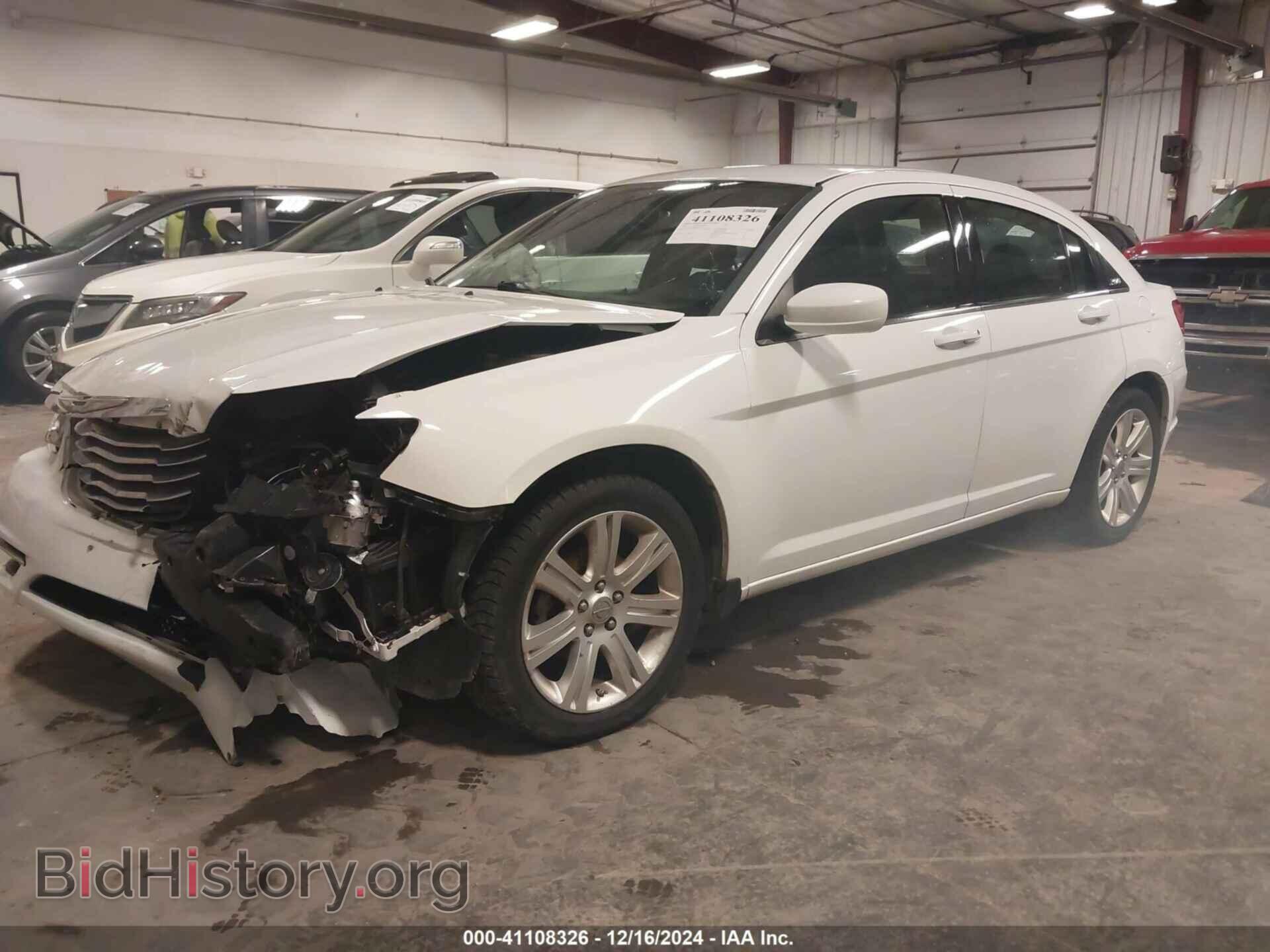 2013 CHRYSLER 200 - VIN: 1C3CCBBB2DN571016 - Фото 2