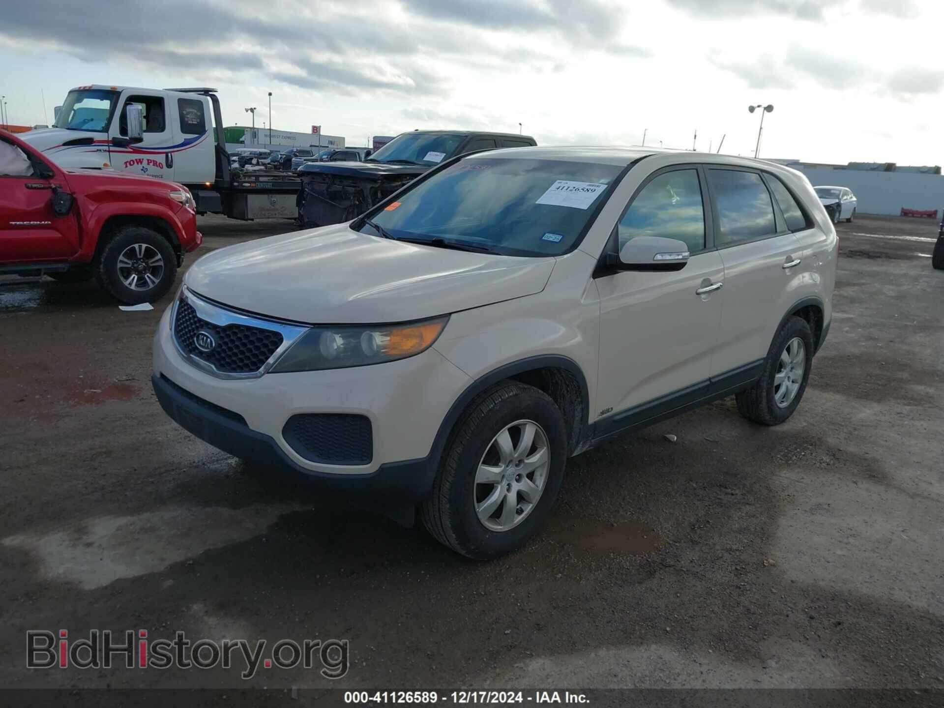 2011 KIA SORENTO - VIN: 5XYKTCA11BG153931 - Фото 2