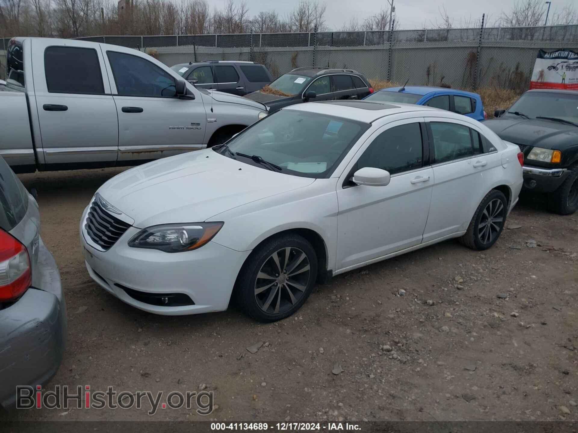 2011 CHRYSLER 200 - VIN: 1C3BC8FG3BN624341 - Фото 2