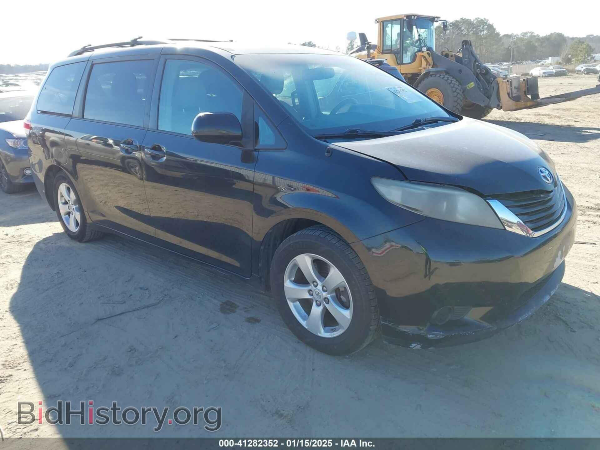 Photo 5TDKK3DC1BS123458 - TOYOTA SIENNA 2011