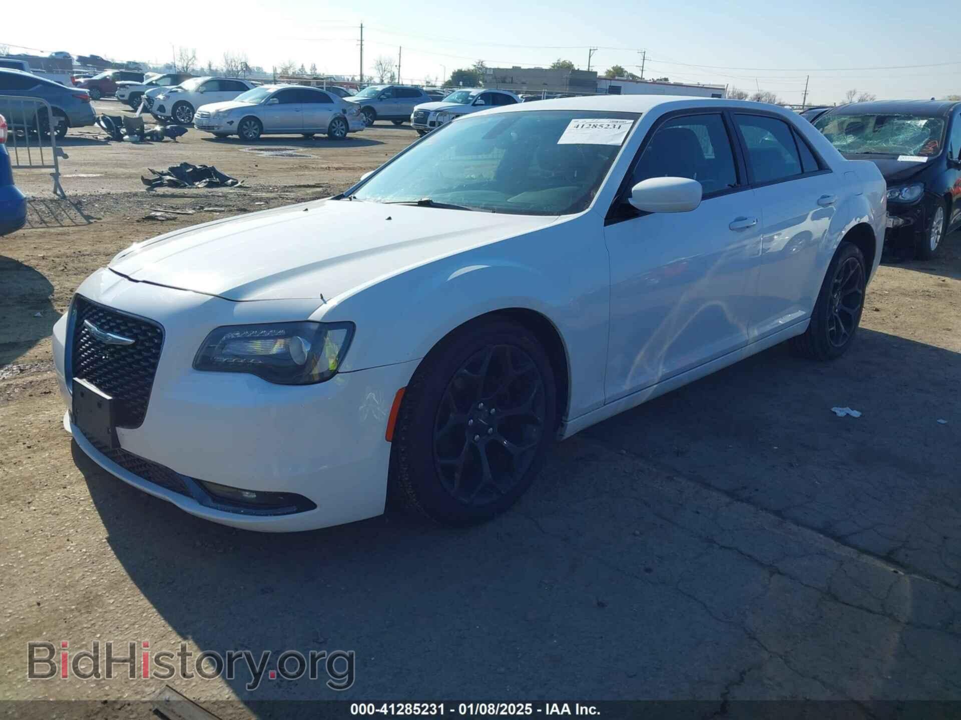 2019 CHRYSLER 300 - VIN: 2C3CCABG1KH562822 - Фото 2
