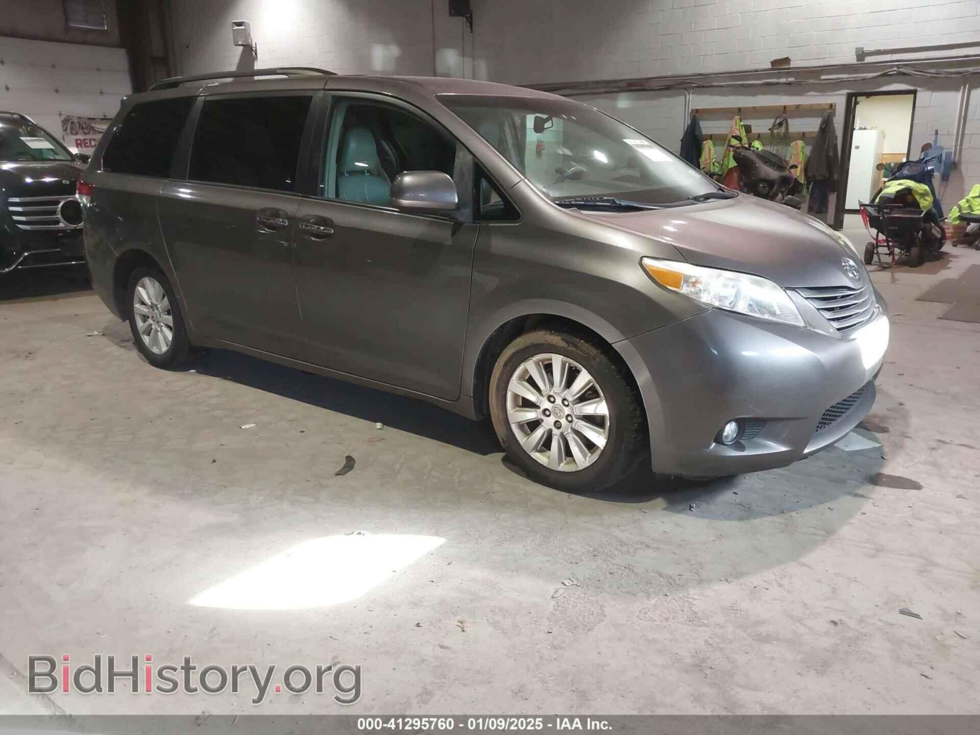 Photo 5TDDK3DC8BS026606 - TOYOTA SIENNA 2011