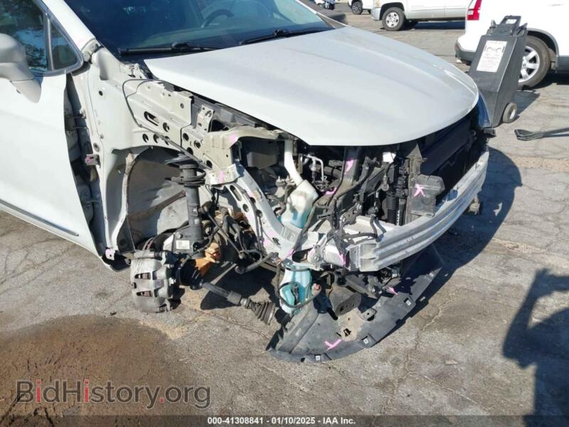 2017 Chrysler PACIFICA (VIN 2C4RC1BG3HR593319) — photo 6 of 17