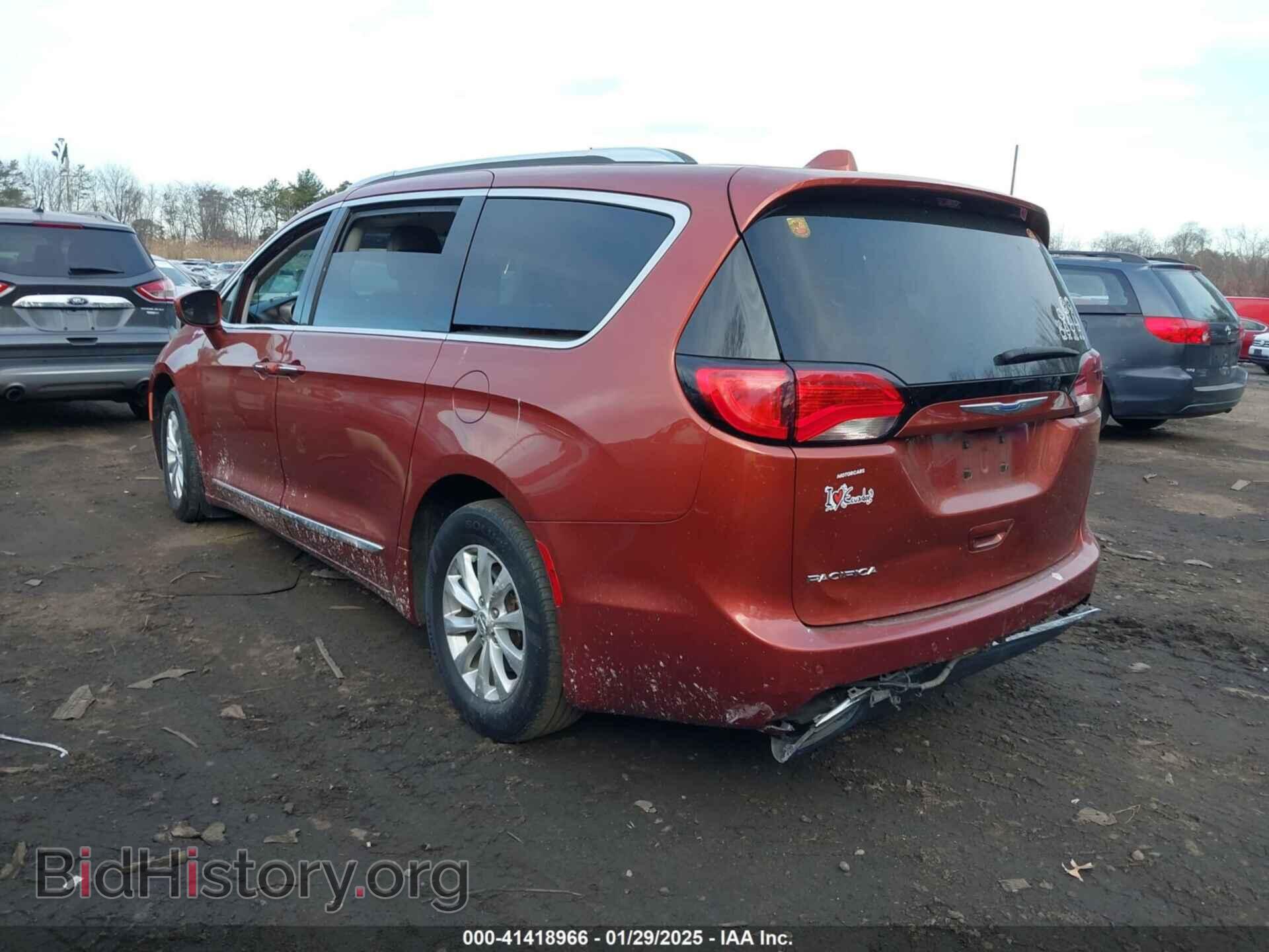 2018 CHRYSLER PACIFICA - VIN: 2C4RC1EGXJR235703 - Фото 3