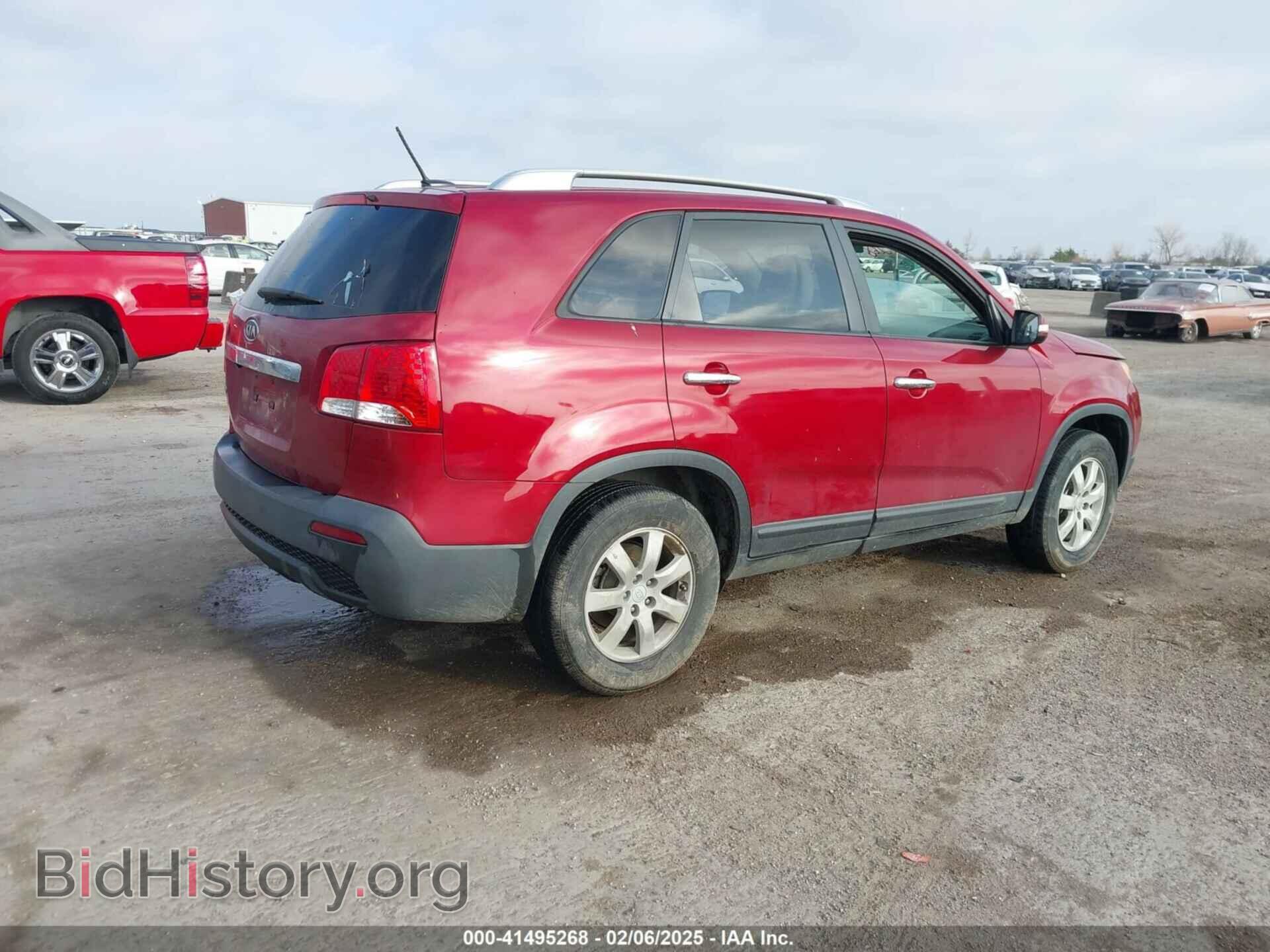 2011 KIA SORENTO - VIN: 5XYKT4A11BG033889 - Фото 4