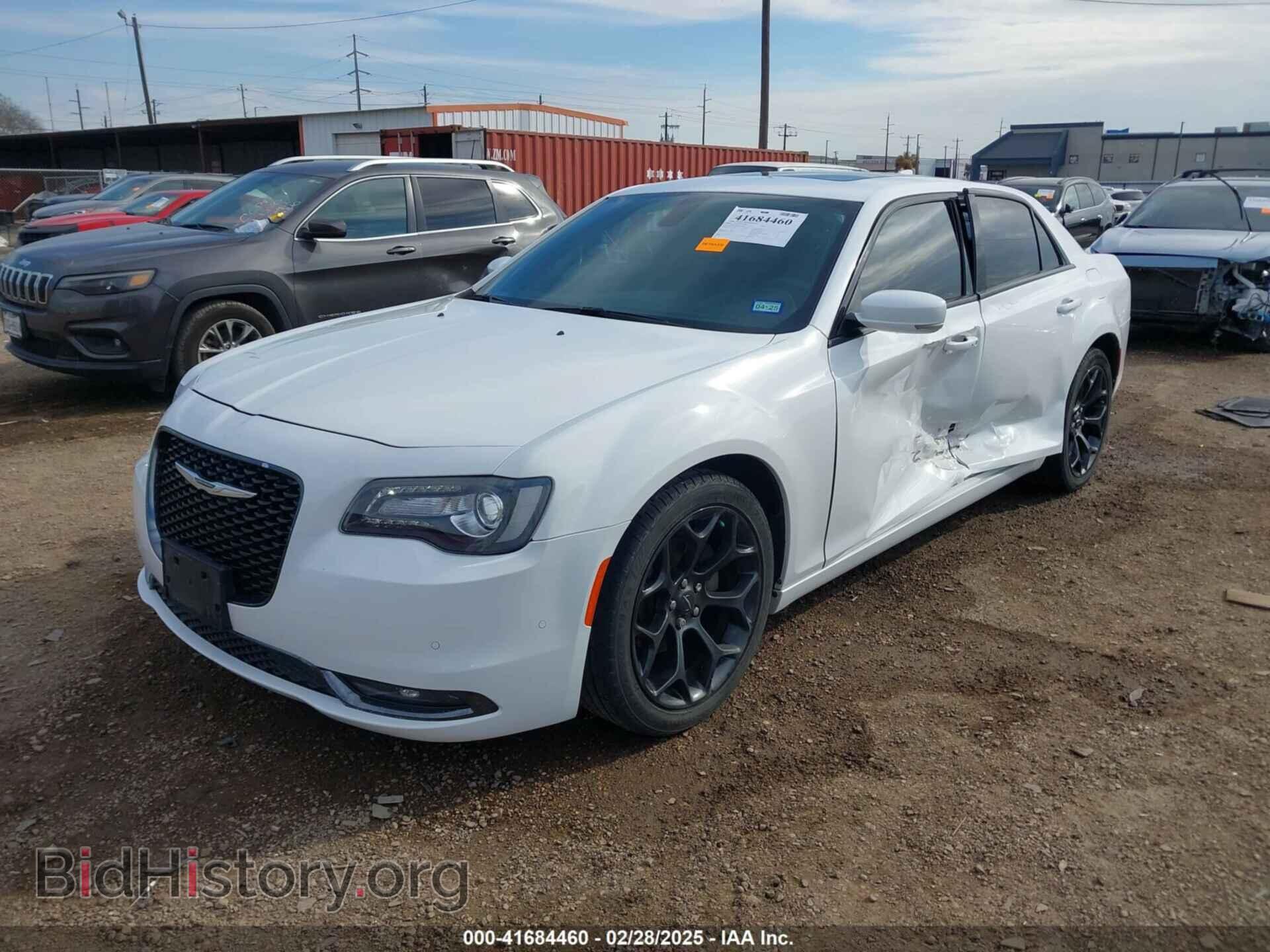 2019 CHRYSLER 300 - VIN: 2C3CCABG2KH508316 - Фото 2