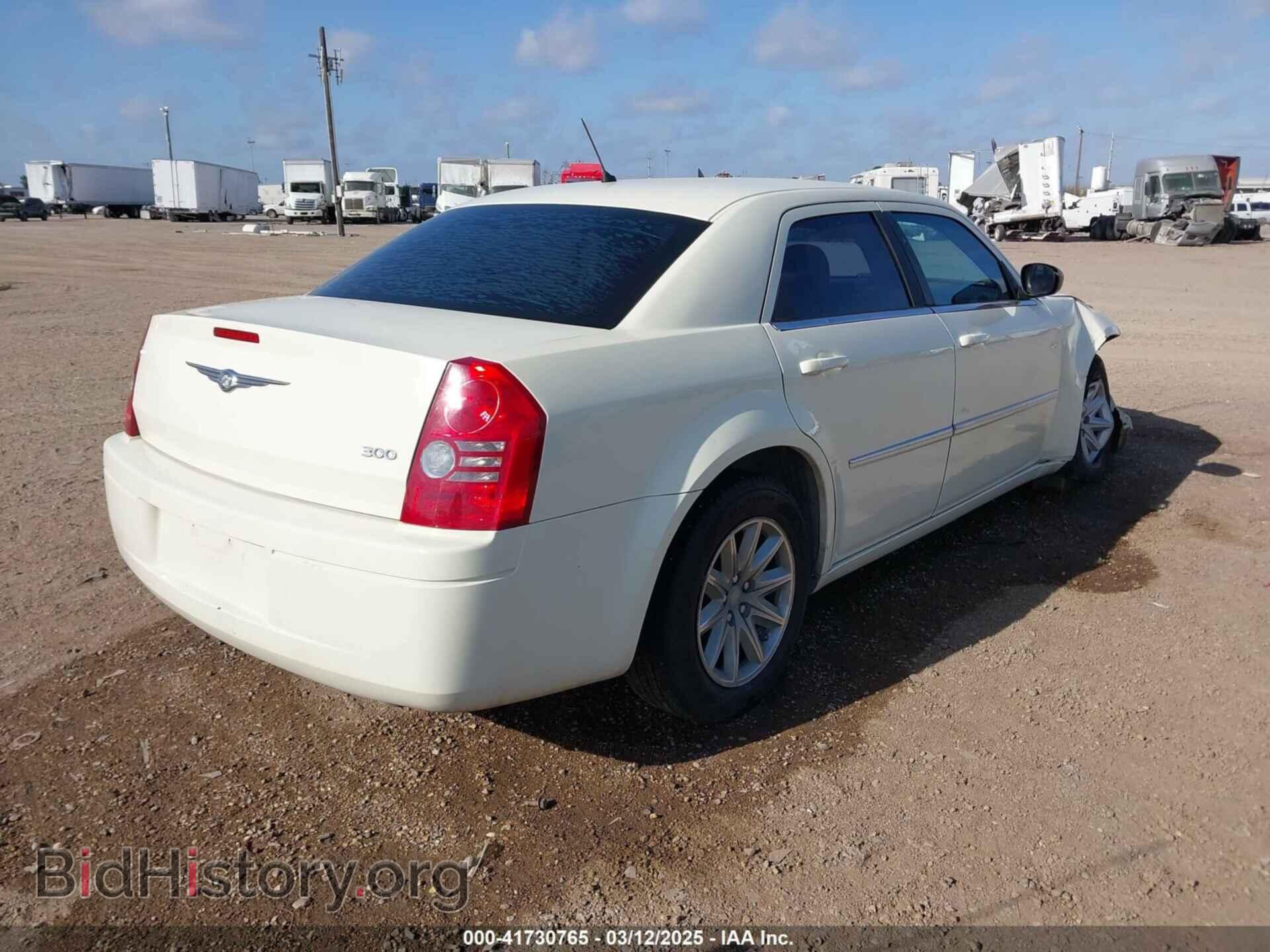 2008 CHRYSLER 300 - VIN: 2C3KA43R18H258997 - Фото 4