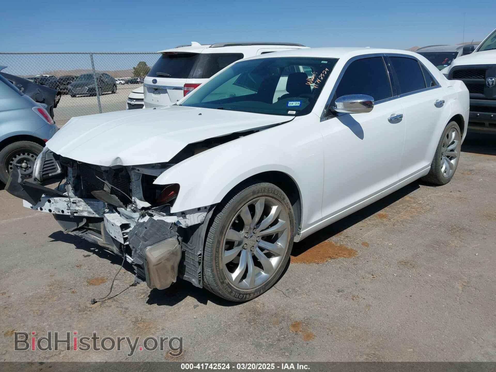 2019 CHRYSLER 300 - VIN: 2C3CCAEG0KH614095 - Фото 2