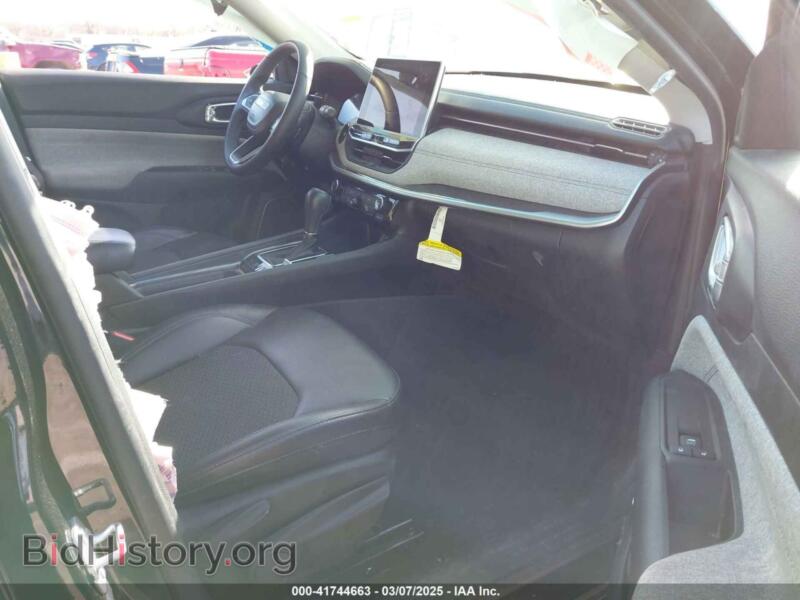 2022 Jeep COMPASS (VIN 3C4NJDBB9NT210065) — photo 5 of 17