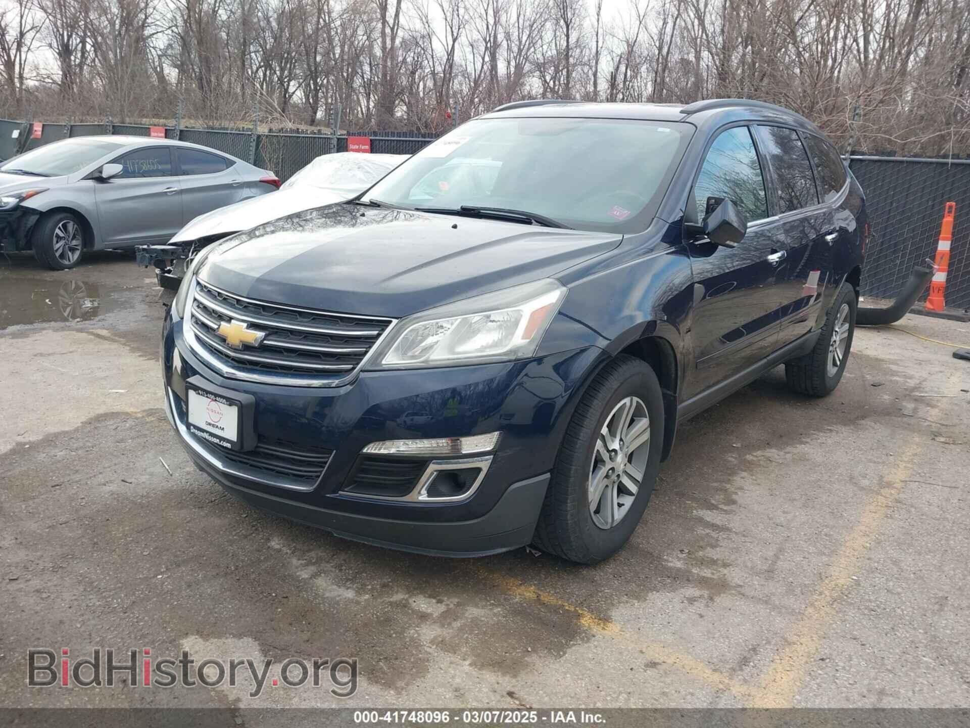 2017 CHEVROLET TRAVERSE - VIN: 1GNKRHKD2HJ165669 - Фото 2