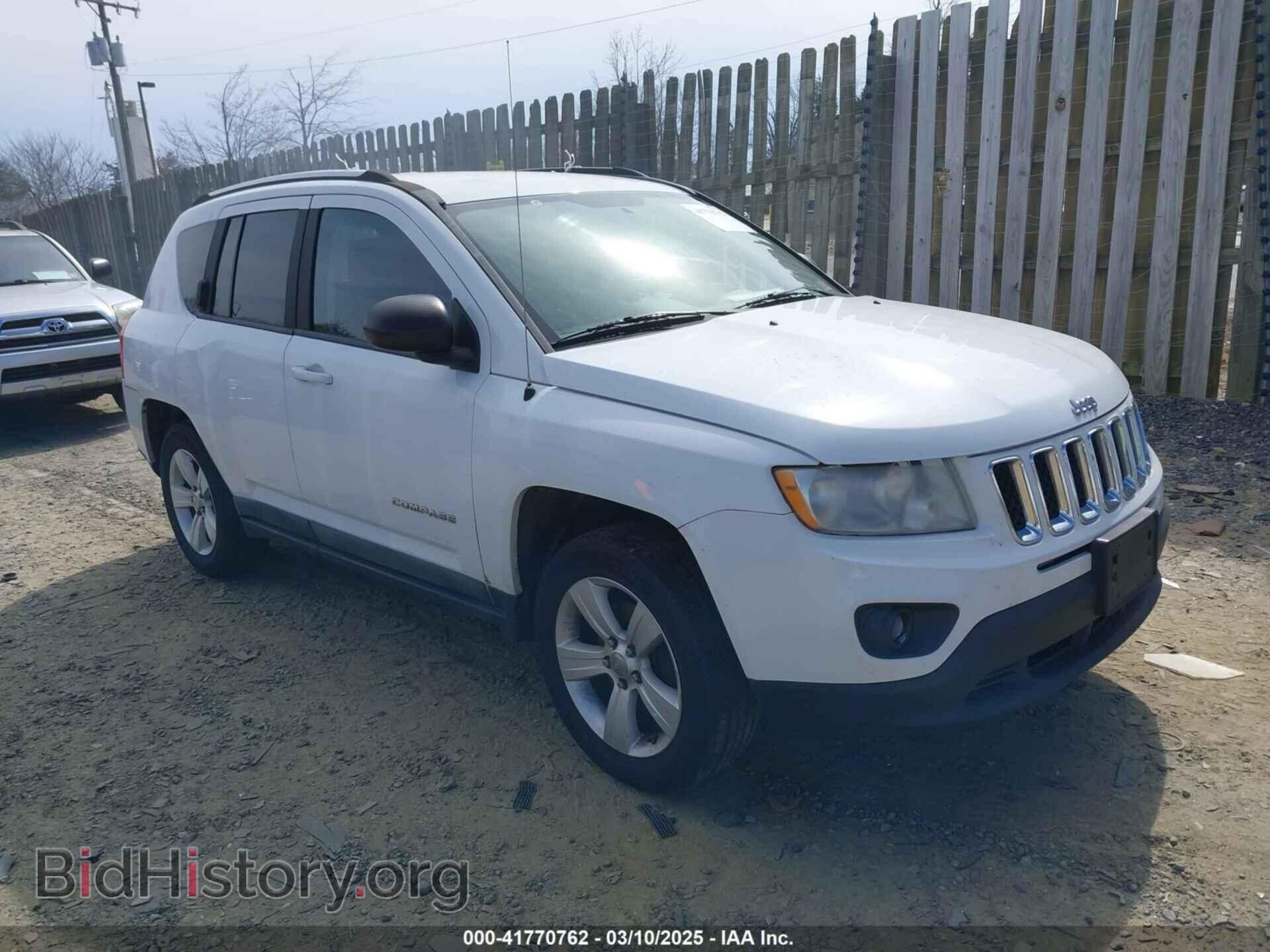 Photo 1J4NF1FB2BD258223 - JEEP COMPASS 2011