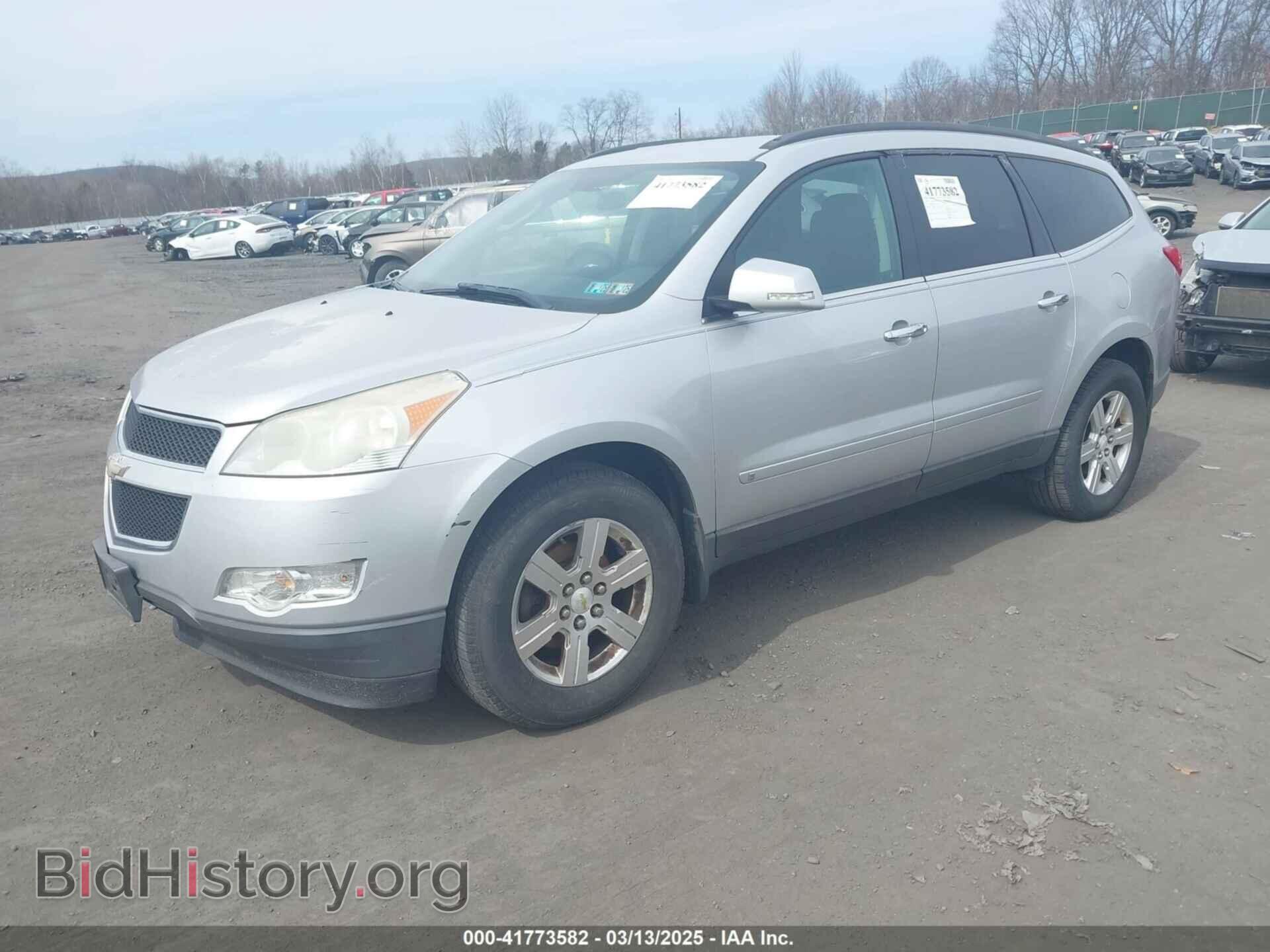 2010 CHEVROLET TRAVERSE - VIN: 1GNLVFED4AS127361 - Фото 2