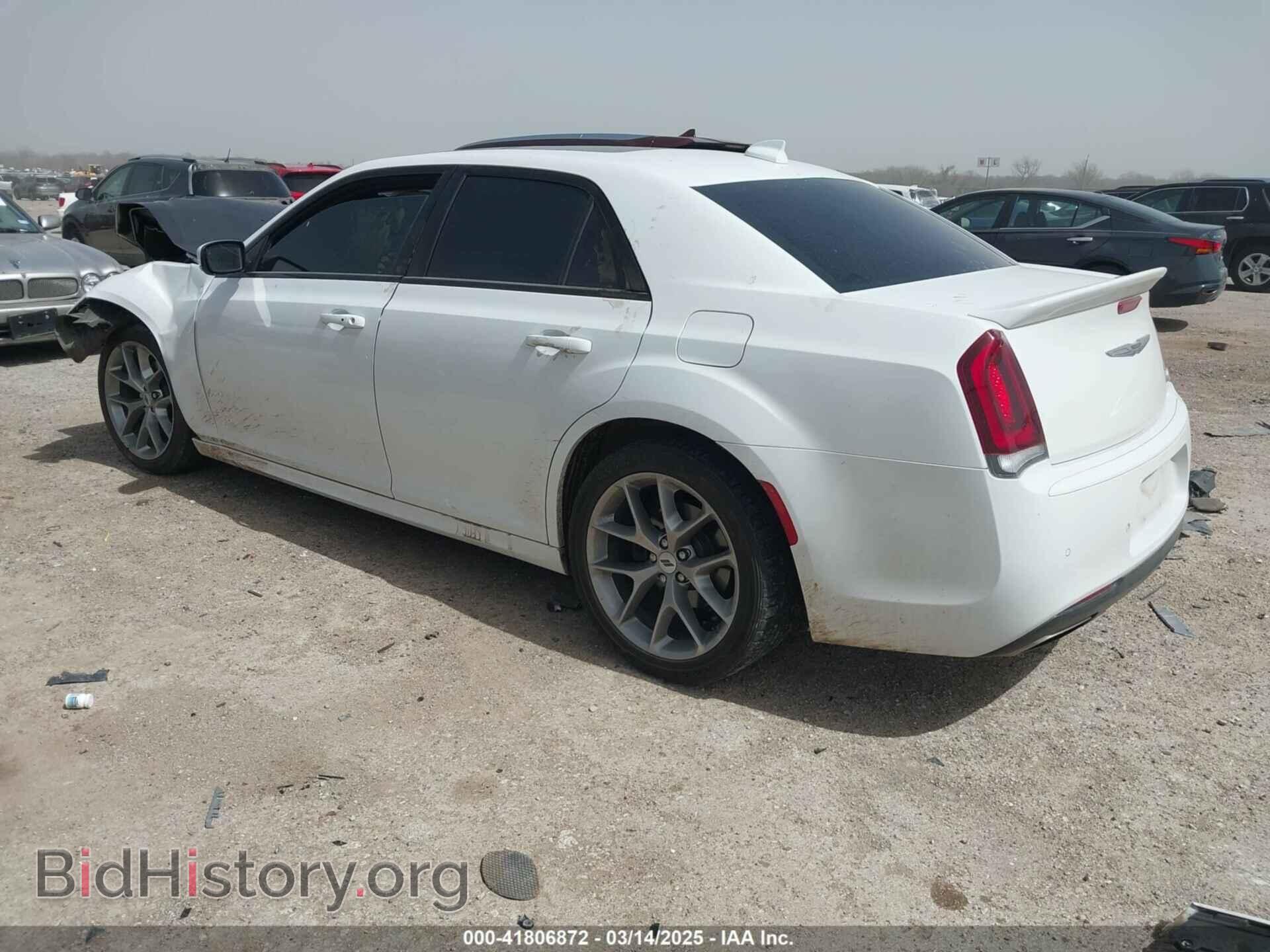 2019 CHRYSLER 300 - VIN: 2C3CCABT1KH564759 - Фото 3