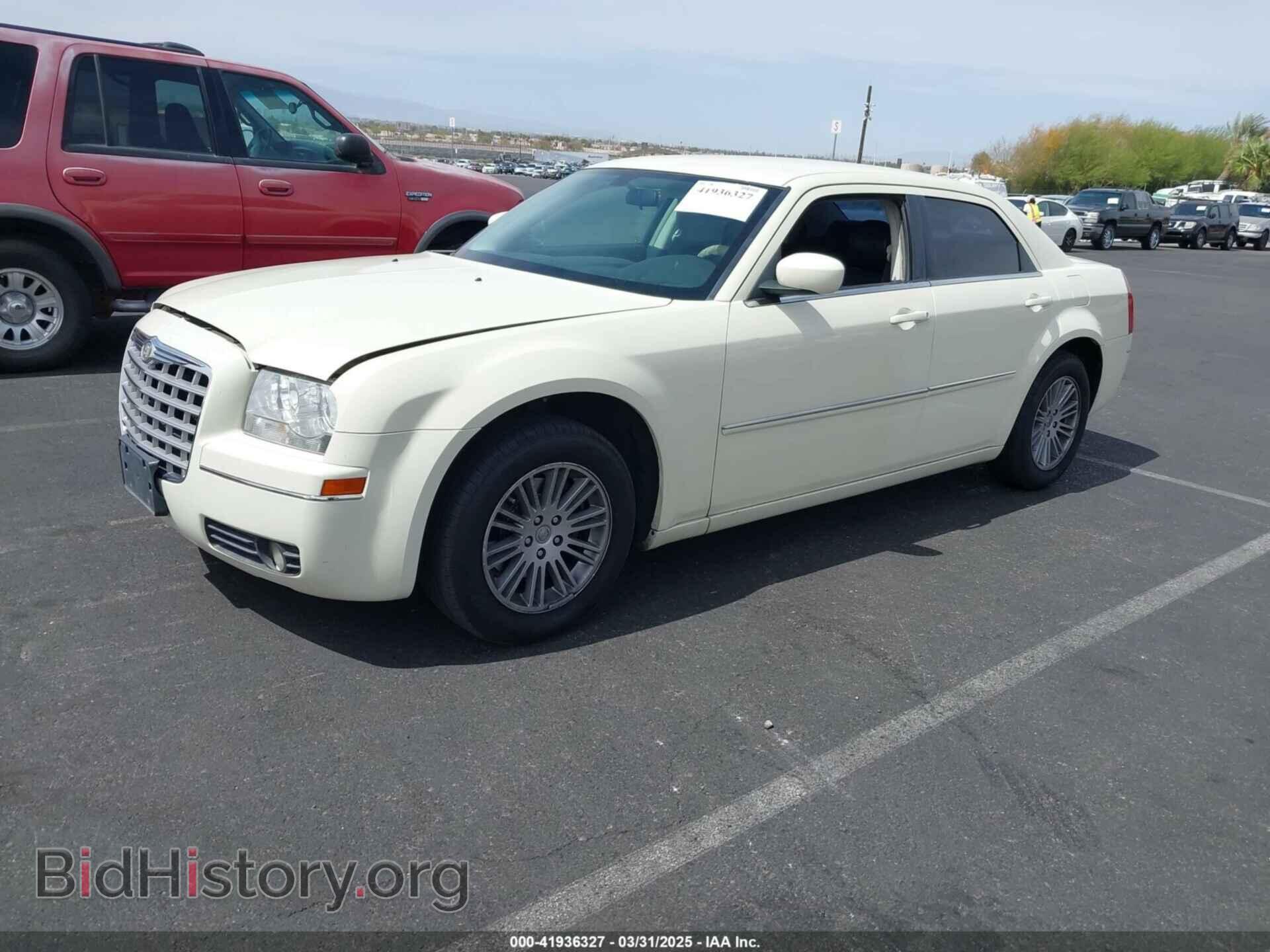 2009 CHRYSLER 300 - VIN: 2C3KA53V39H632191 - Фото 2