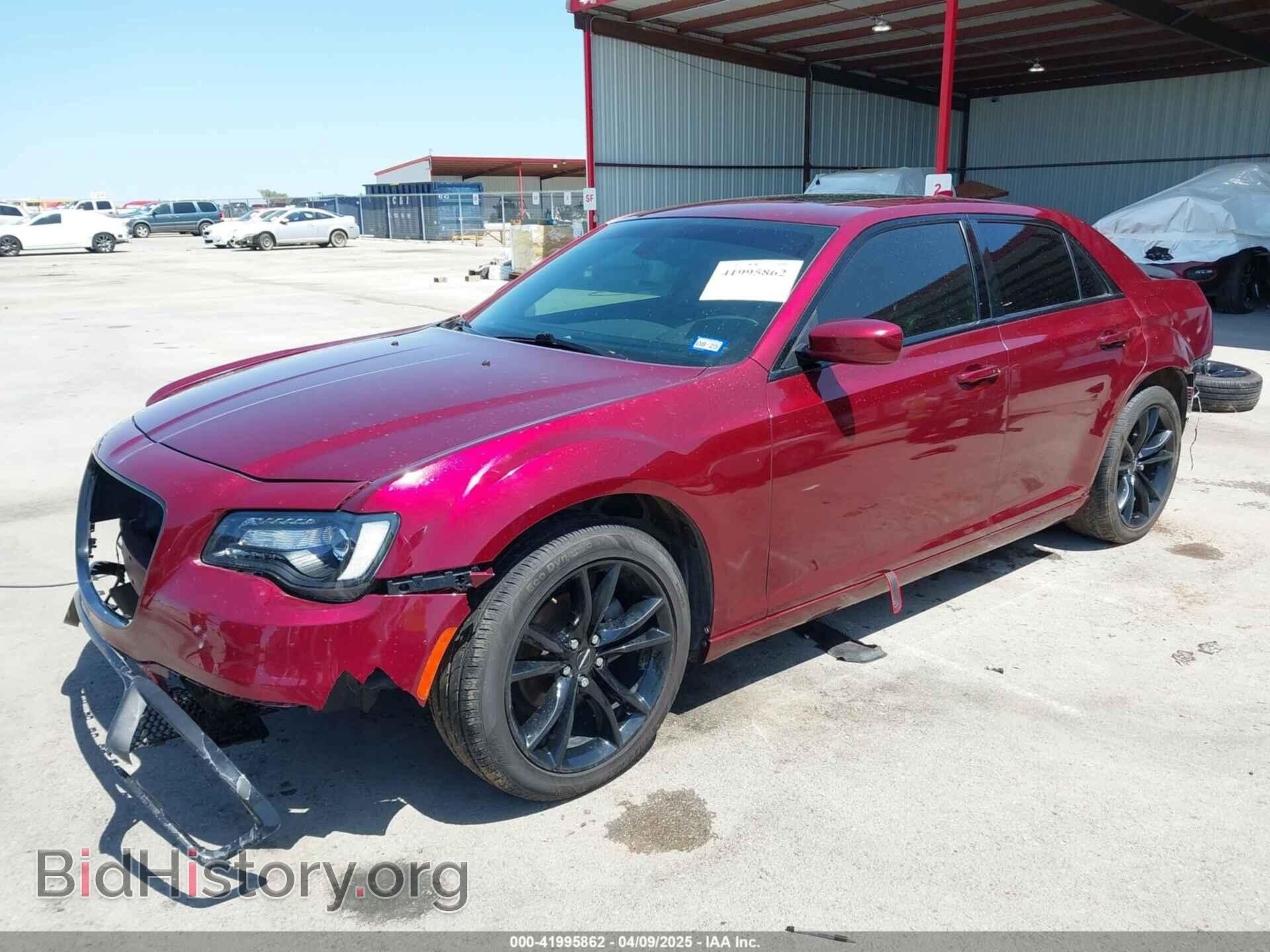 2019 CHRYSLER 300 - VIN: 2C3CCABGXKH686121 - Фото 2