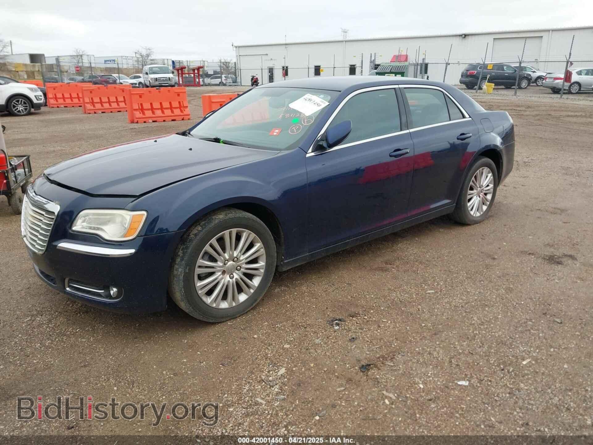 2013 CHRYSLER 300 - VIN: 2C3CCARG2DH581128 - Фото 2