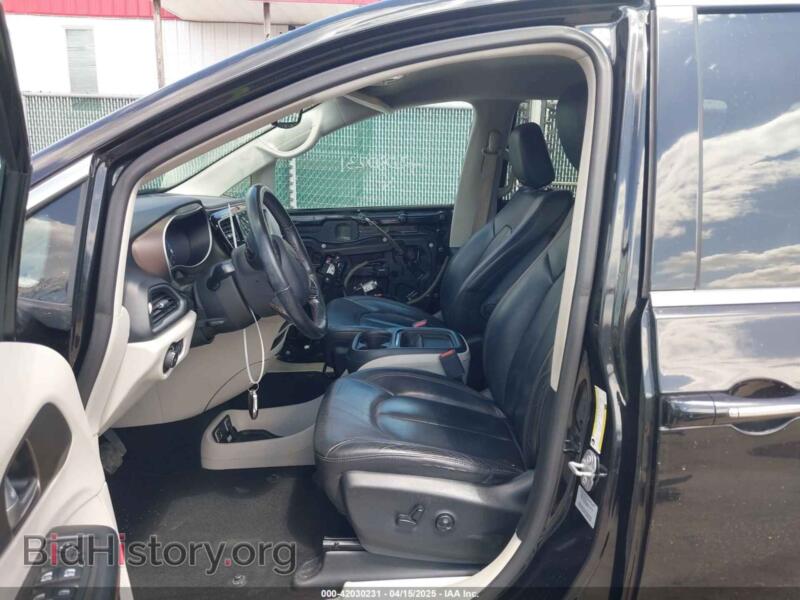 2017 Chrysler PACIFICA (VIN 2C4RC1BG8HR747765) — photo 5 of 19